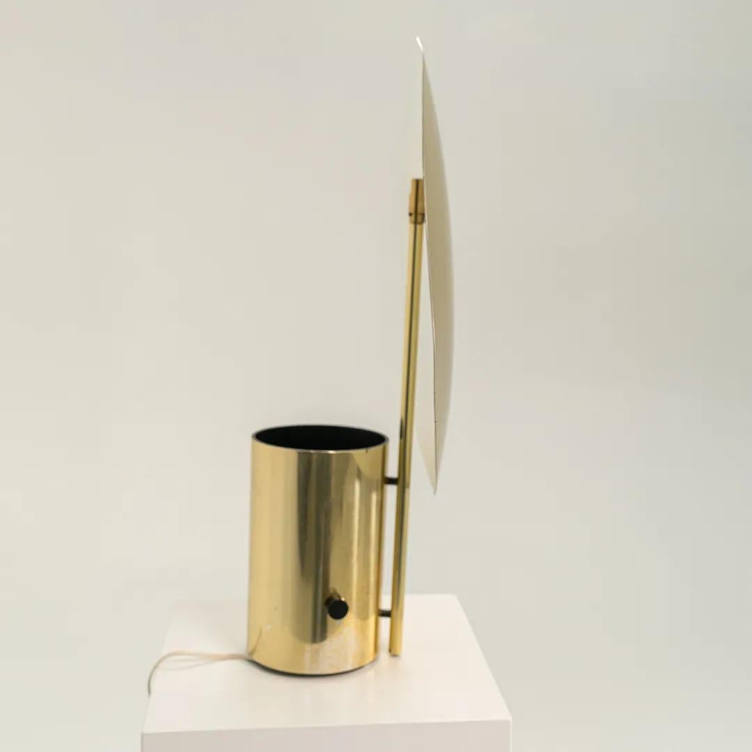 1977 George Nelson Half-Nelson Reflector Table Lamp by Koch & Lowy in Brass In Good Condition For Sale In Philadelphia, PA