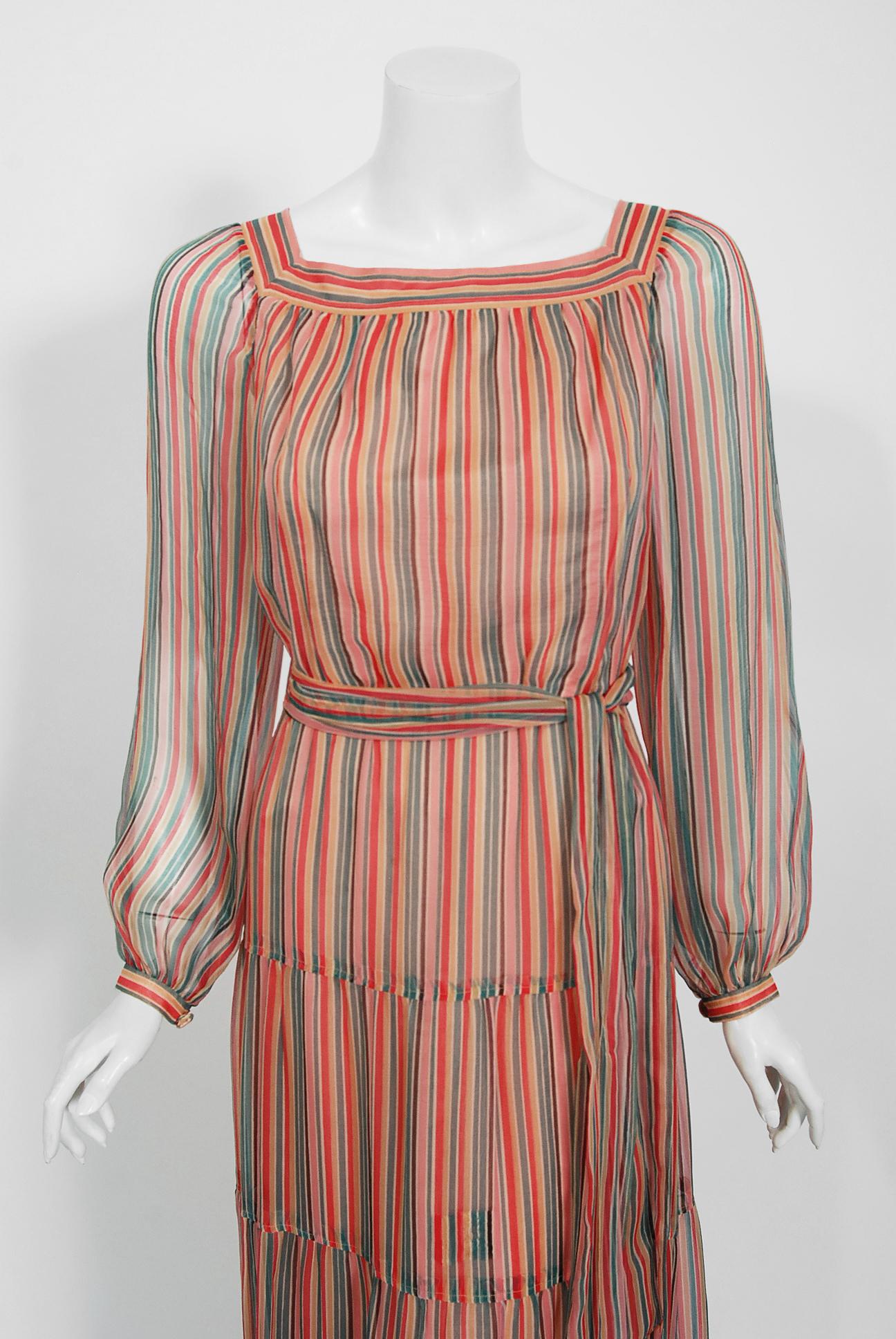 Marron Givenchy - Robe bohème à manches bohème, en mousseline de soie à rayures colorées, années 1970 en vente