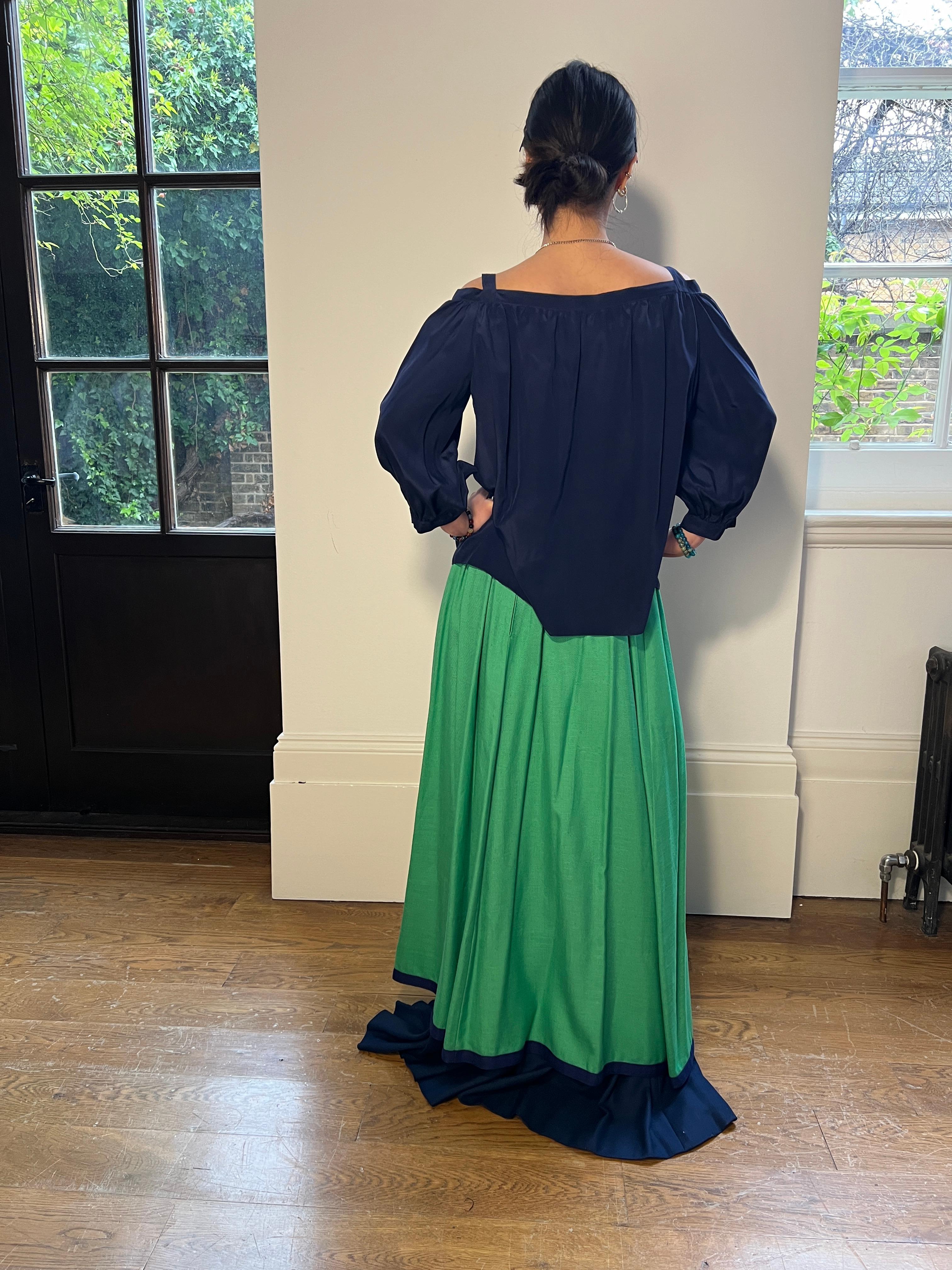 1977 Givenchy: un ensemble di lino verde e seta blu scuro in passerella in vendita 5