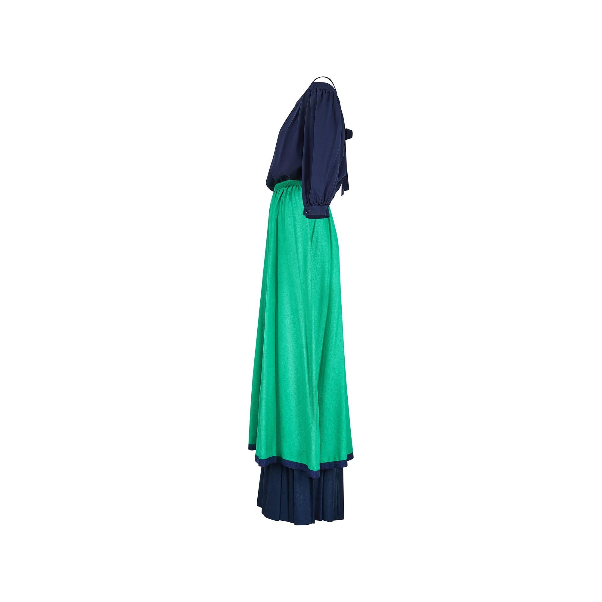 Le couturier français Hubert de Givenchy était encore à la tête de sa maison de couture éponyme lorsque cet ensemble complet a défilé pour la collection de prêt-à-porter printemps/été 1977. Ce deux-pièces se compose d'une chemise en soie bleu marine