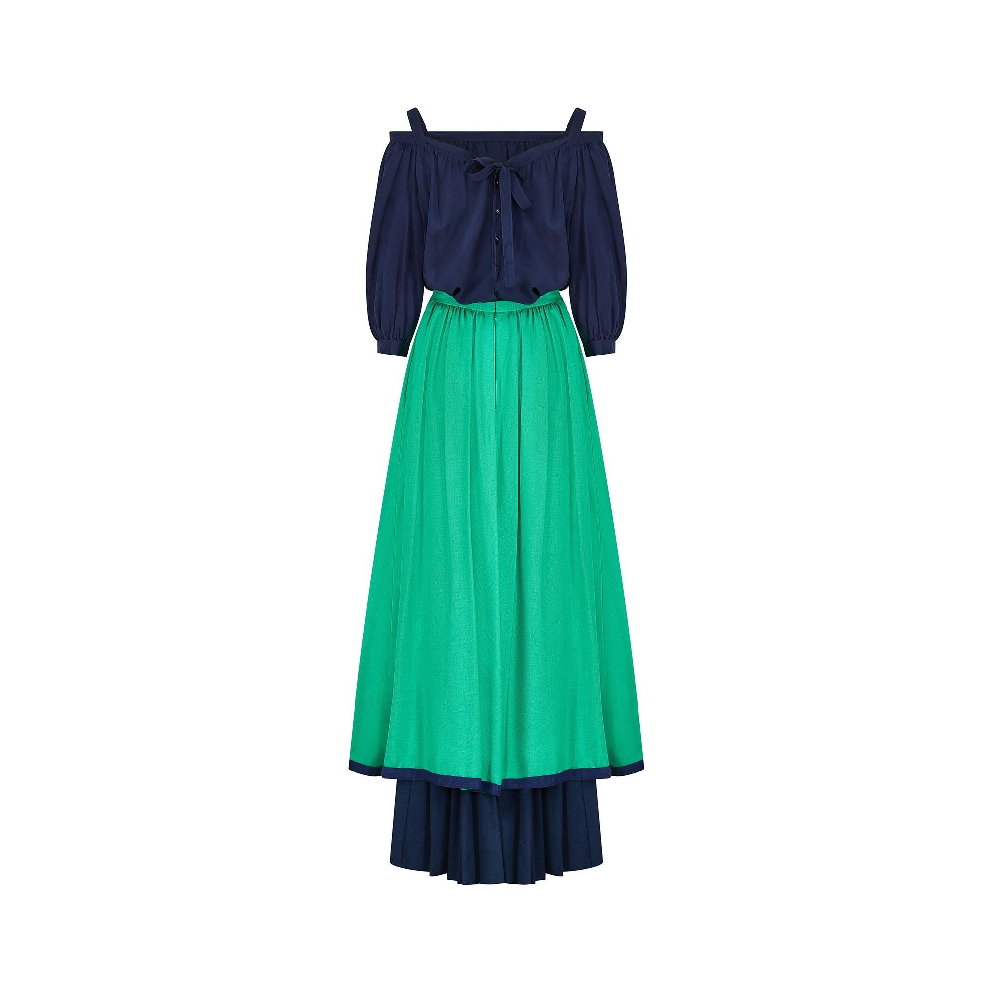 Verde 1977 Givenchy: un ensemble di lino verde e seta blu scuro in passerella in vendita