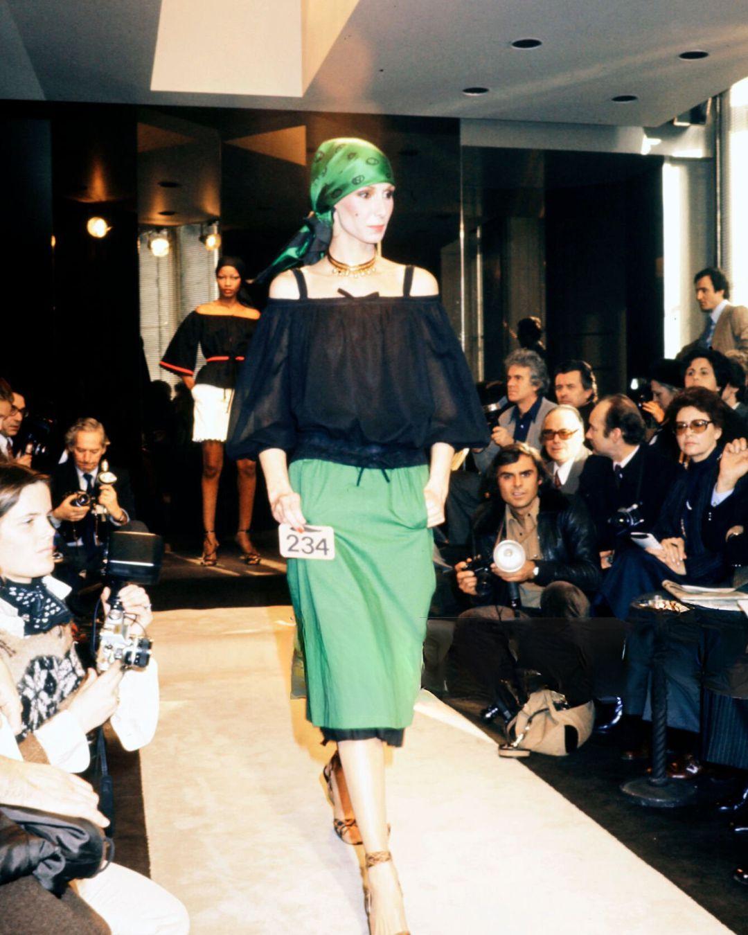 Ensemble de défilé Givenchy de 1977 en lin vert et soie bleu marine en vente 4