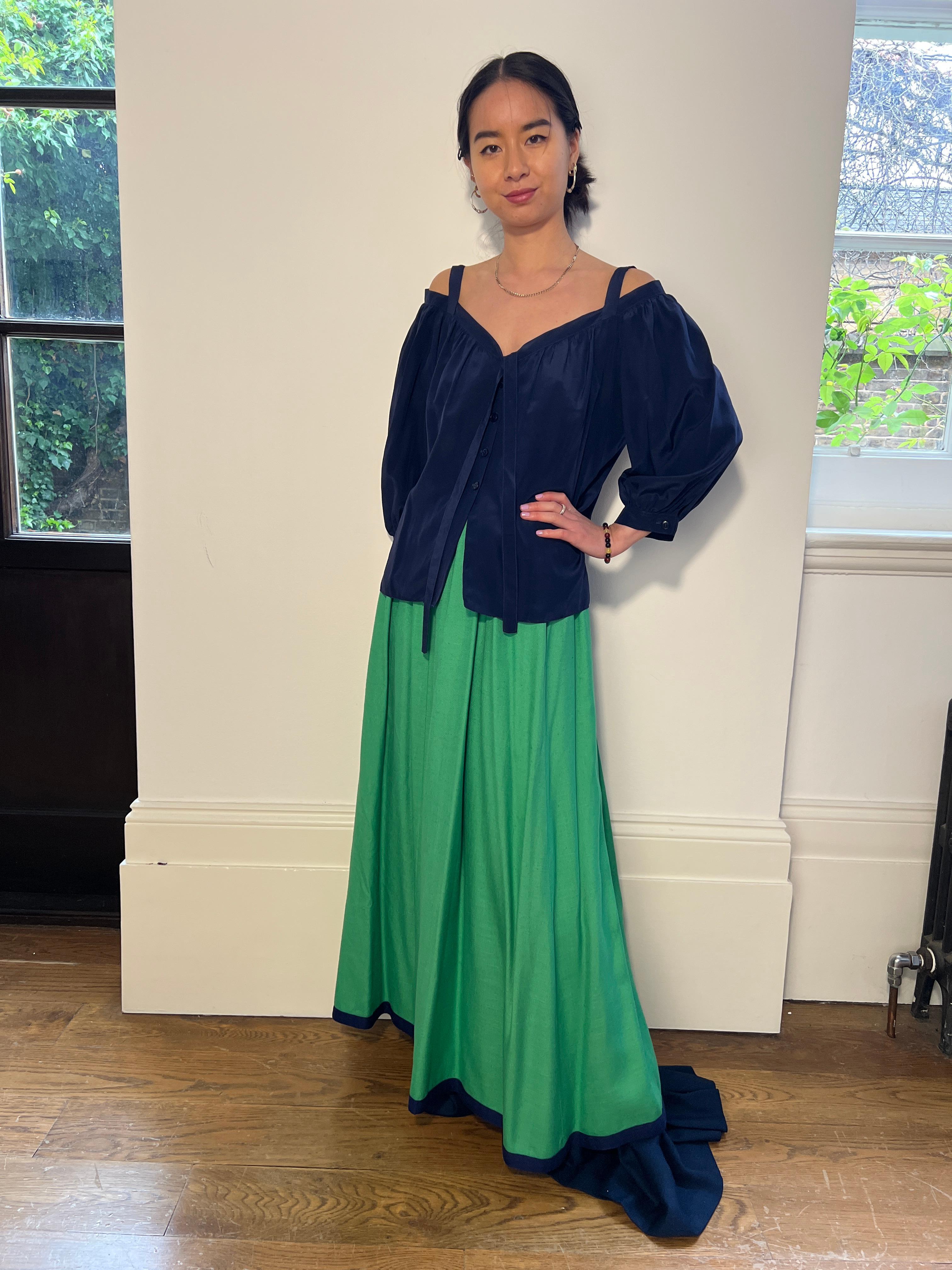 1977 Givenchy: un ensemble di lino verde e seta blu scuro in passerella in vendita 4