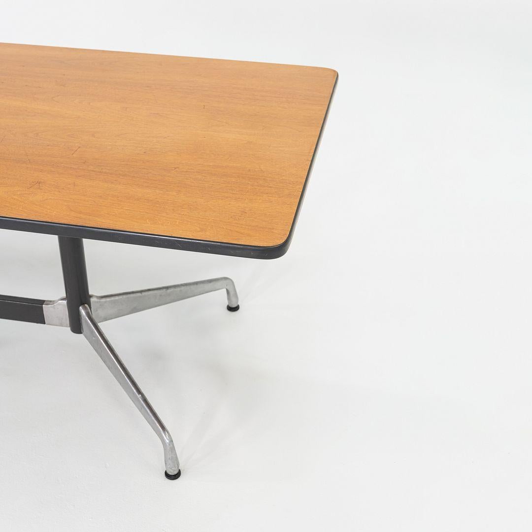 1977 Herman Miller Mesa de comedor segmentada Eames / Mesa de conferencias en nogal en venta 5
