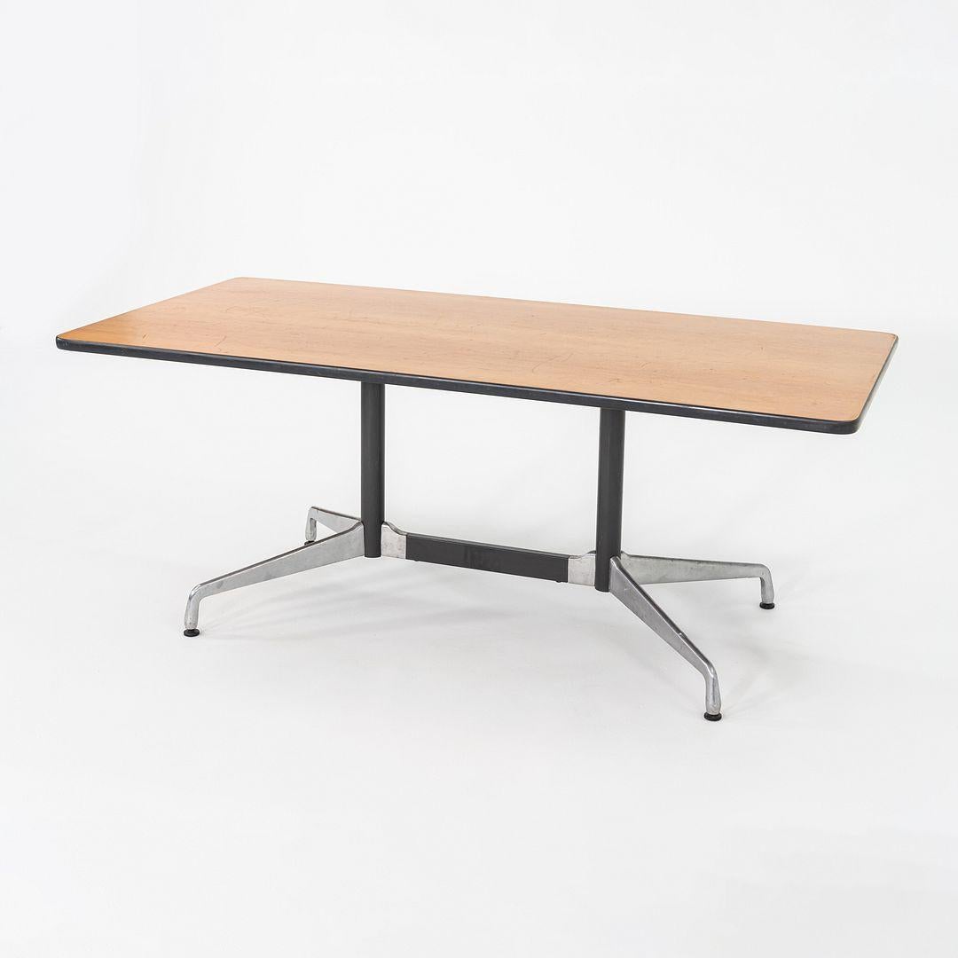 Se trata de una Mesa de comedor de conferencia segmentada, modelo ET143, diseñada inicialmente por Ray y Charles Eames para Herman Miller en 1964. Estos ejemplares en concreto datan de 1977. Estas piezas presentan un tablero rectangular chapado en