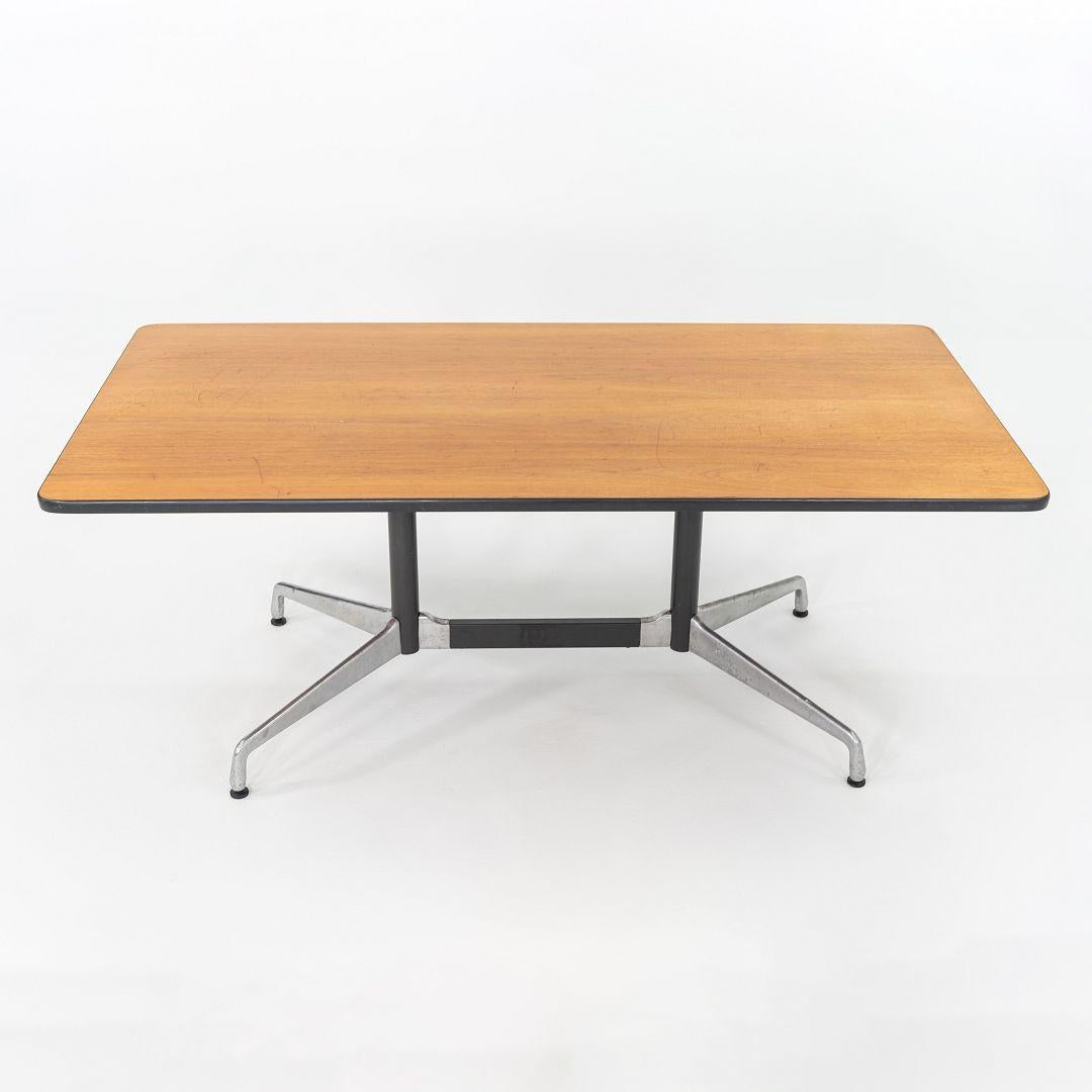 1977 Herman Miller Mesa de comedor segmentada Eames / Mesa de conferencias en nogal Moderno en venta