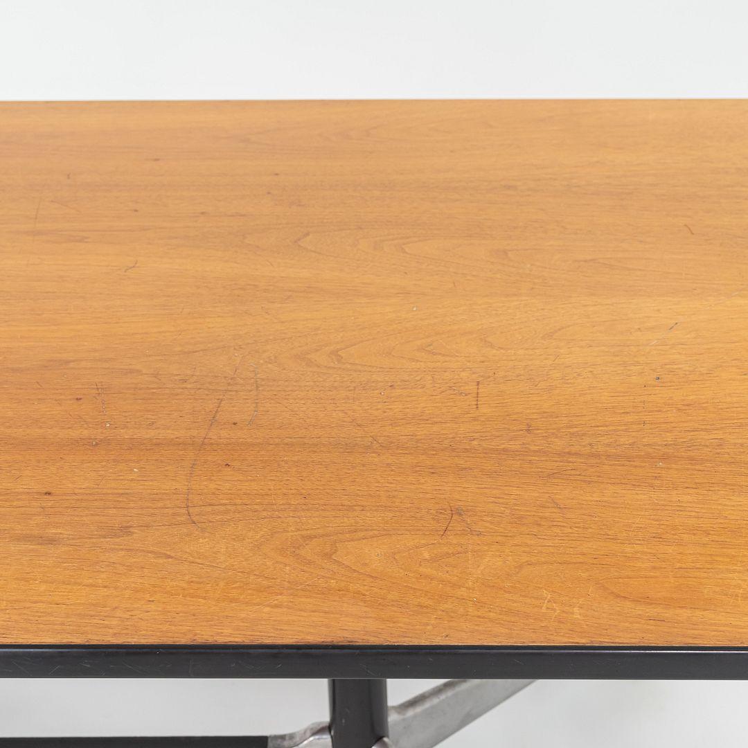 1977 Herman Miller Mesa de comedor segmentada Eames / Mesa de conferencias en nogal en Bueno estado para la venta en Philadelphia, PA