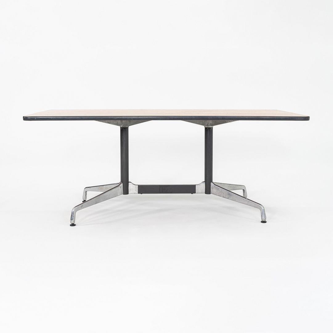 1977 Herman Miller Mesa de comedor segmentada Eames / Mesa de conferencias en nogal Nogal en venta