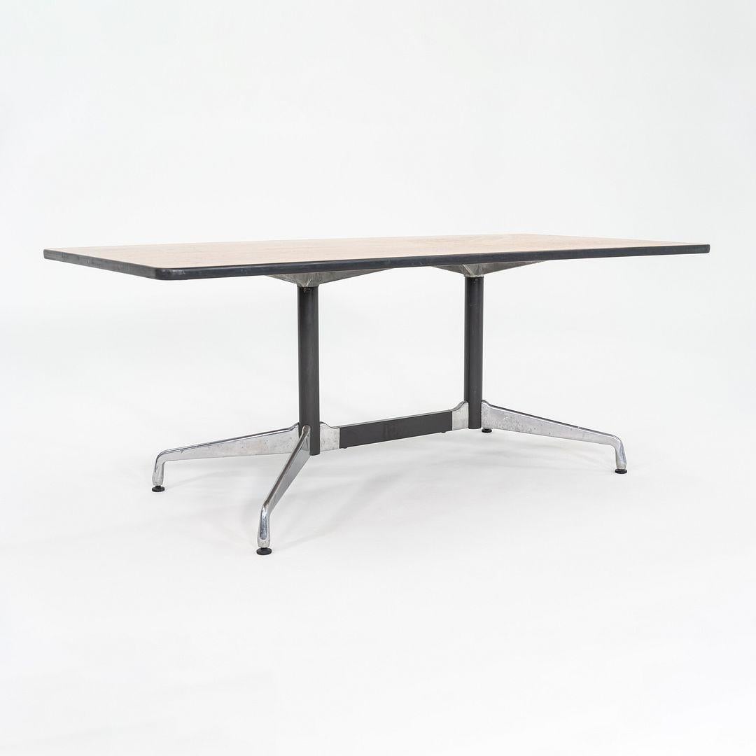 1977 Herman Miller Mesa de comedor segmentada Eames / Mesa de conferencias en nogal en venta 1