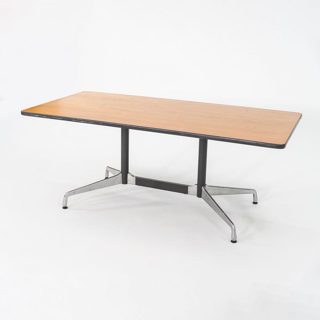 1977 Herman Miller Mesa de comedor segmentada Eames / Mesa de conferencias en nogal en venta 2