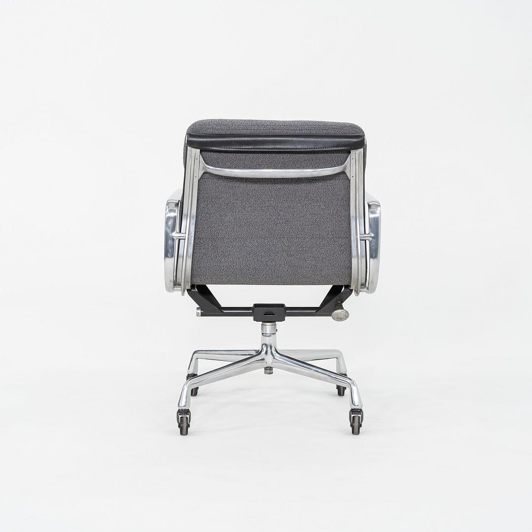 Il s'agit d'une chaise de gestion Eames Aluminum Group Soft Pad, modèle EA417, initialement conçue par Charles et Ray Eames pour Herman Miller en 1969. Cet exemple particulier date de l'année 1977. La conception comprend un cadre en aluminium moulé