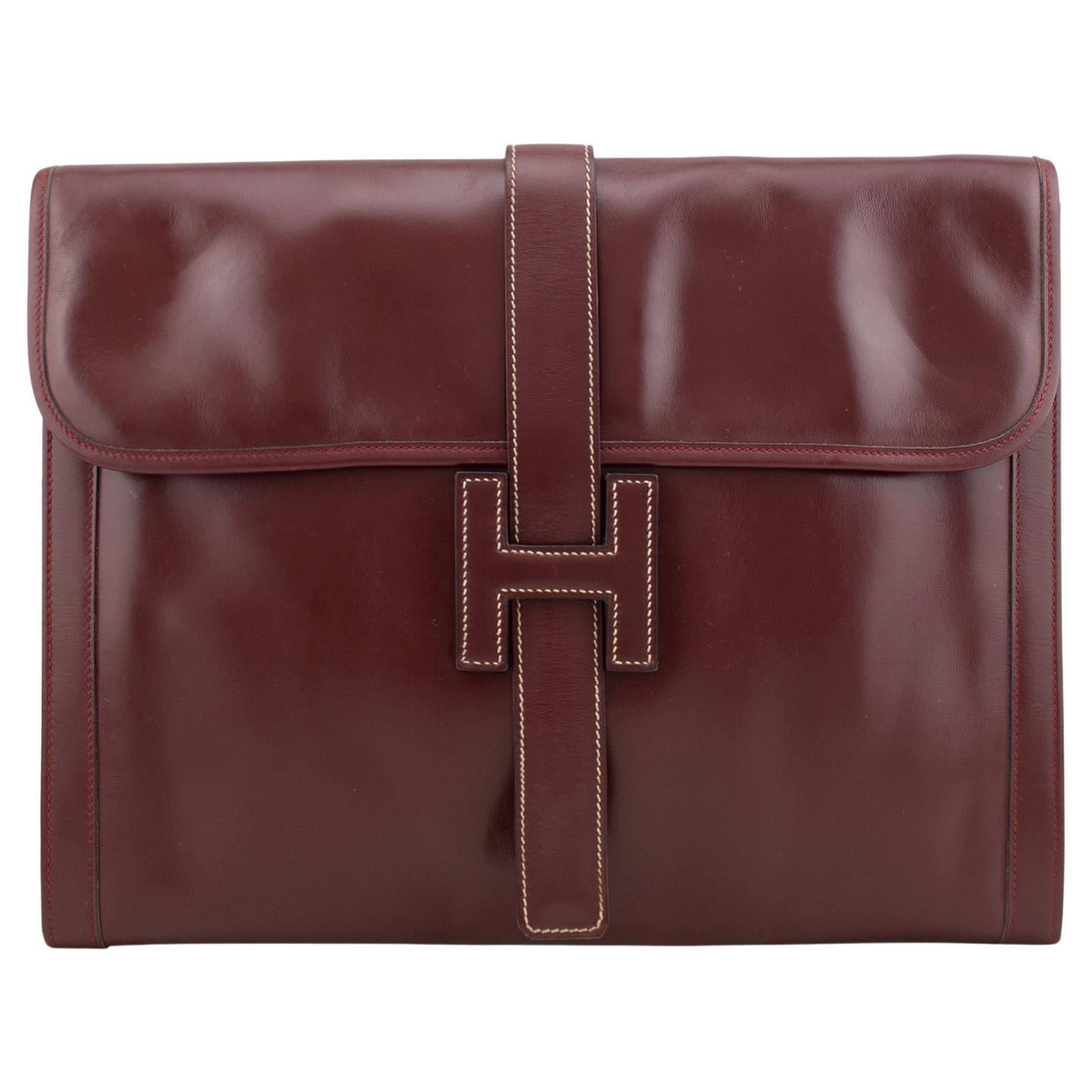 1977 Hermés Maroon Leder Jige Clutch  im Angebot