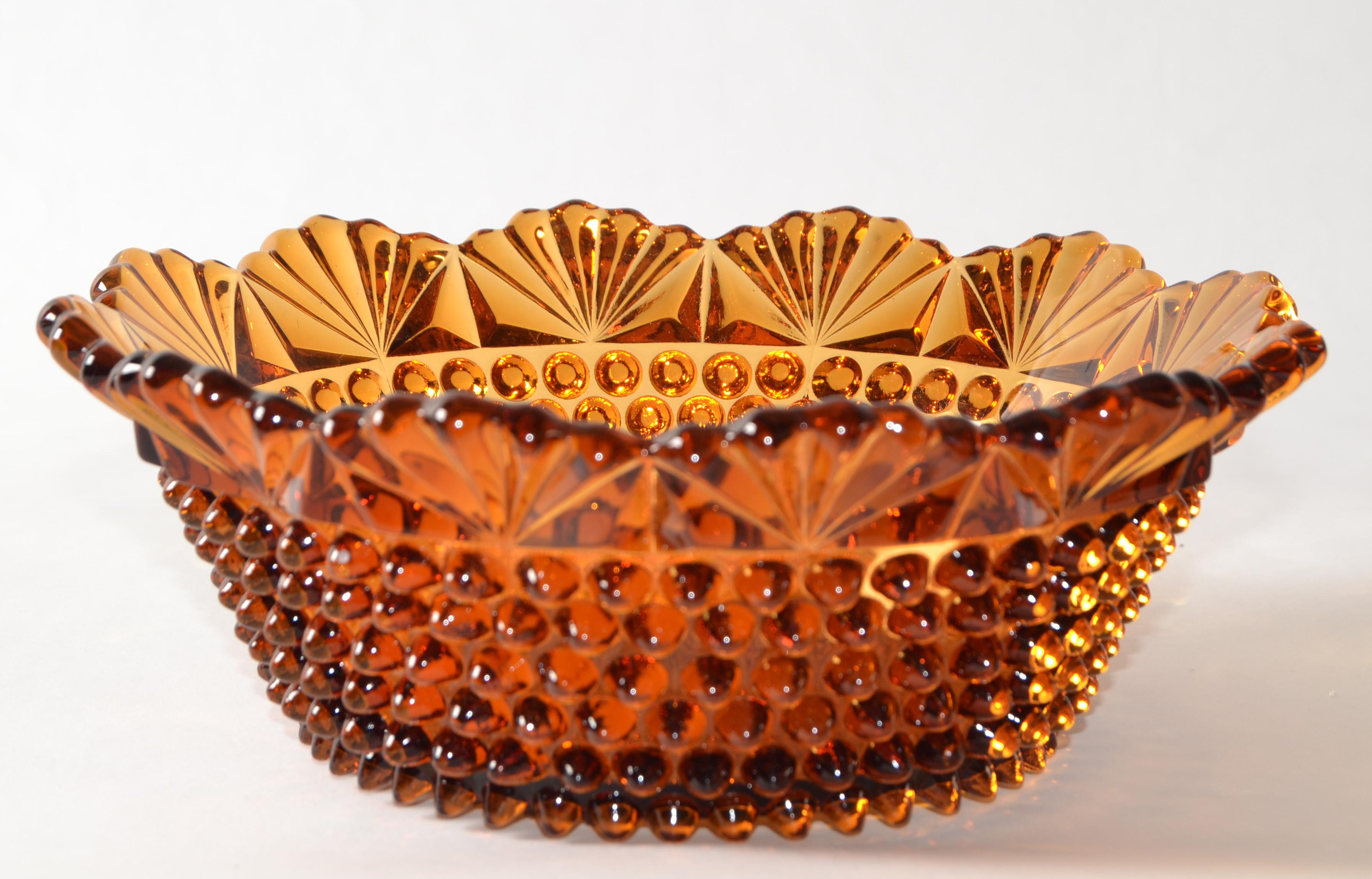 Ciotola in vetro Hobnail color oro ambrato della fine del XX secolo con bordo superiore a conchiglia, realizzata da Imperial Glass Company nel 1977 circa, Ohio.
In stile Fenton con motivo a chiocciola e con questo raro colore oro ambrato.
Una grande