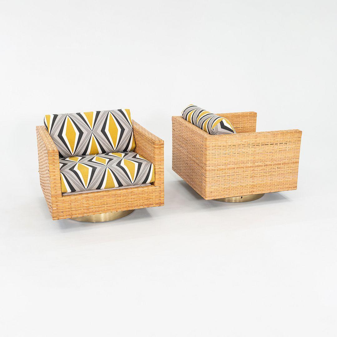 Se trata de un par de sillas giratorias Cubo de ratán, diseñadas por Harvey Probber para su colección Artisan en 1977. El precio indicado incluye la pareja de dos sillas tal y como se muestra. Probber visitó Haití a mediados de los años 70 con la