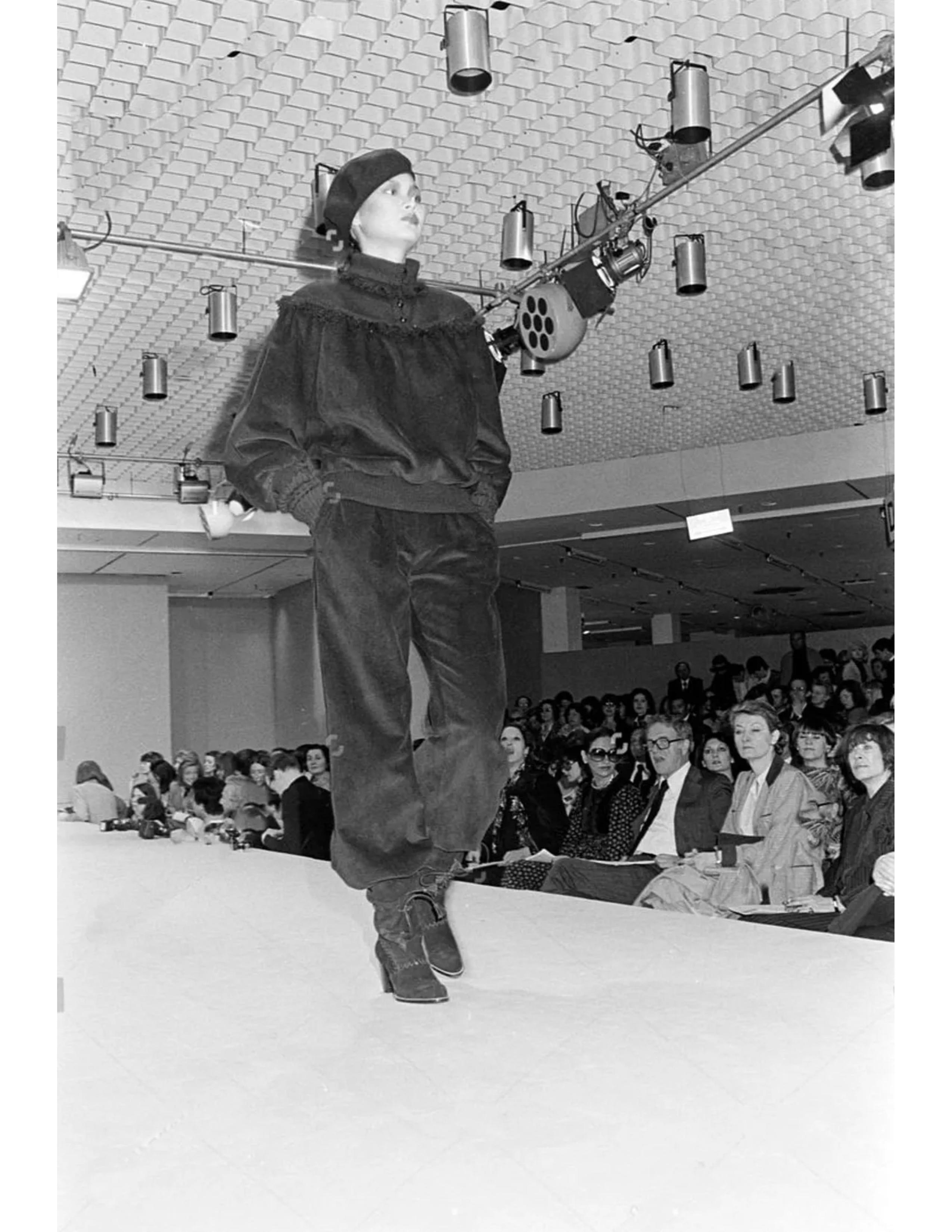 1977 SAINT LAURENT - Pull RUNWAY en velours côtelé noir avec bordures à franges en vente 1