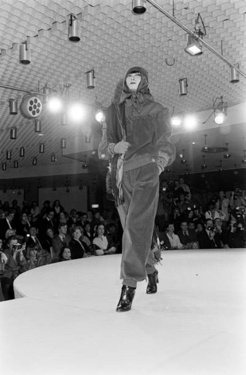 1977 SAINT LAURENT - Pull RUNWAY en velours côtelé noir avec bordures à franges en vente 2
