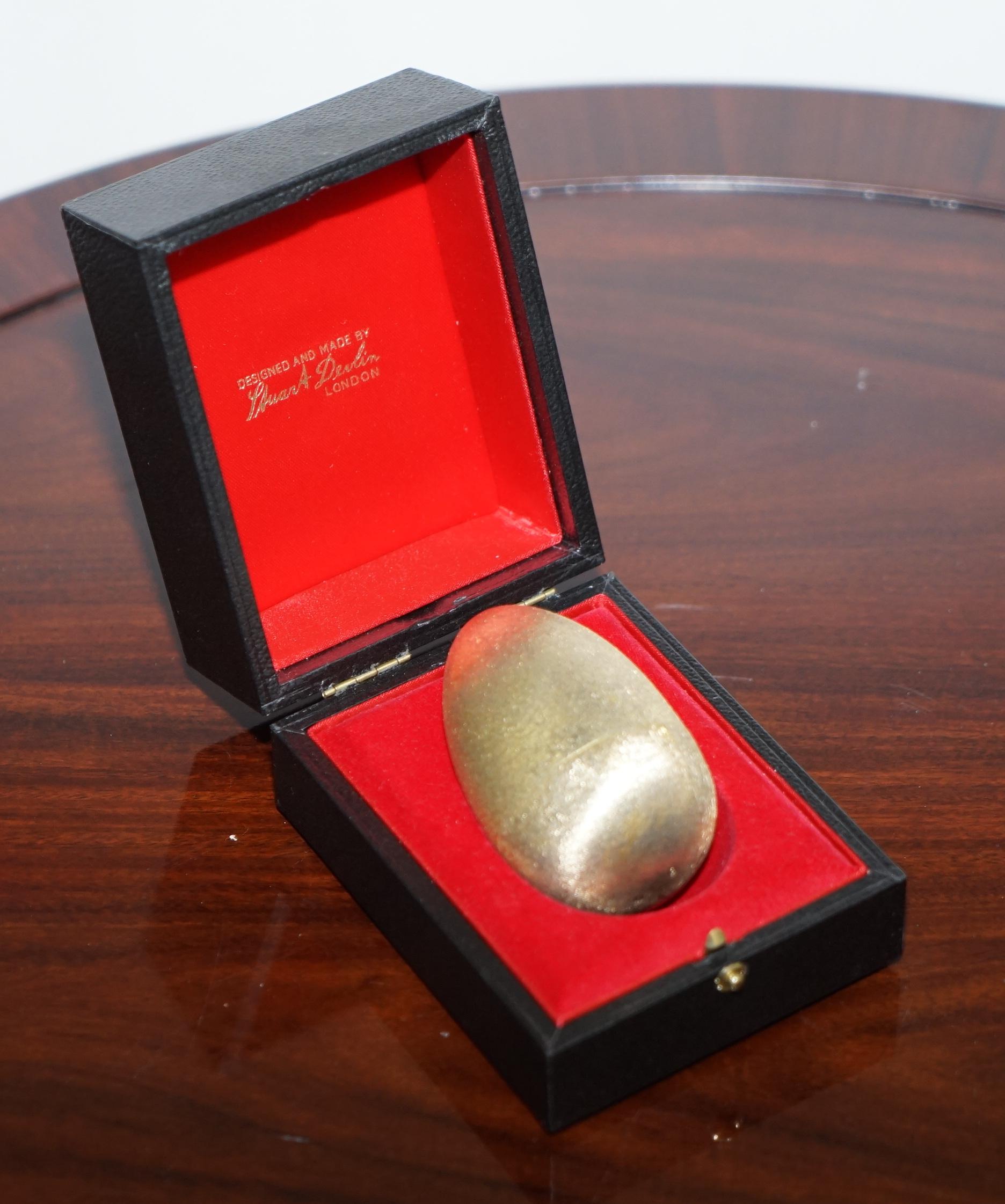 Wimbledon-Furniture

Wimbledon-Furniture is delighted to offer for sale this very rare and highly collectable Stuart Devlin Surprise egg made for the Queens Silver Jubilee in 1977

The piece is gold gilt sterling silver, fully hallmarked to the
