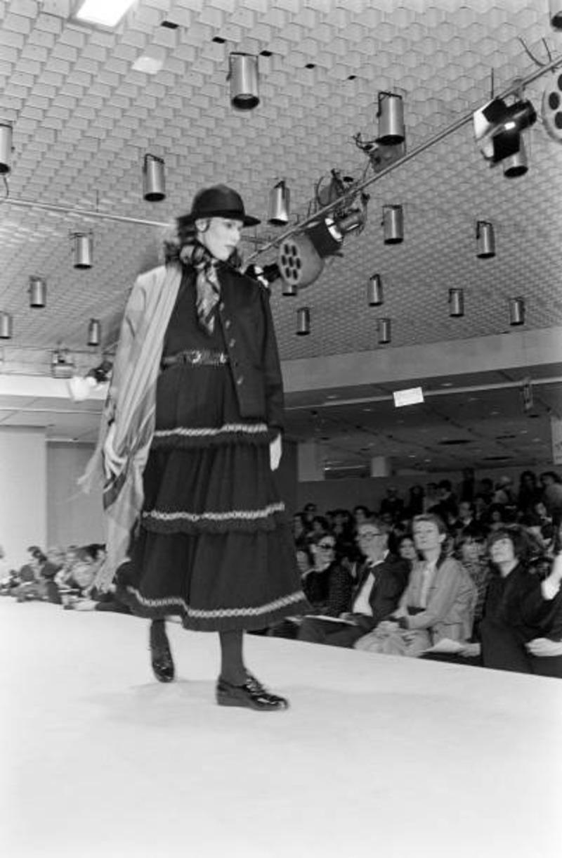 1977 YVES SAINT LAURENT brown wool maxi RUNWAY skirt with fringed trim en vente 2