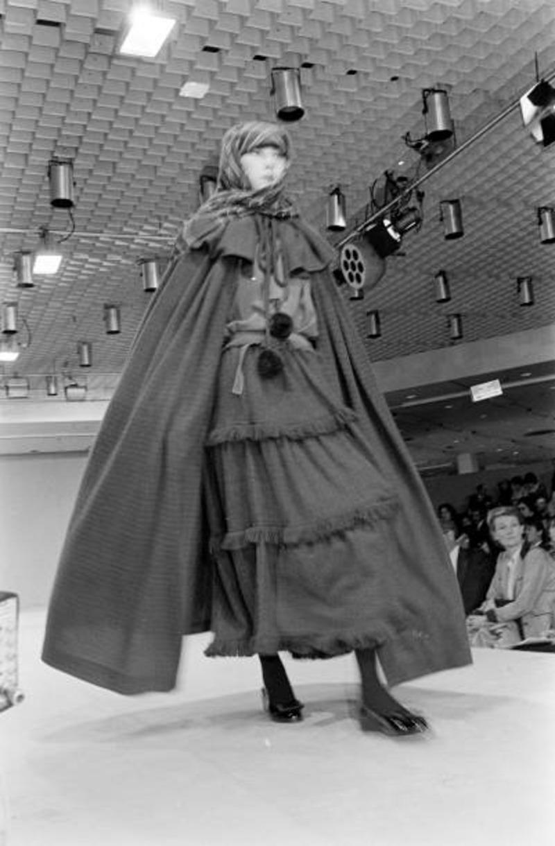 1977 YVES SAINT LAURENT brown wool maxi RUNWAY skirt with fringed trim en vente 3