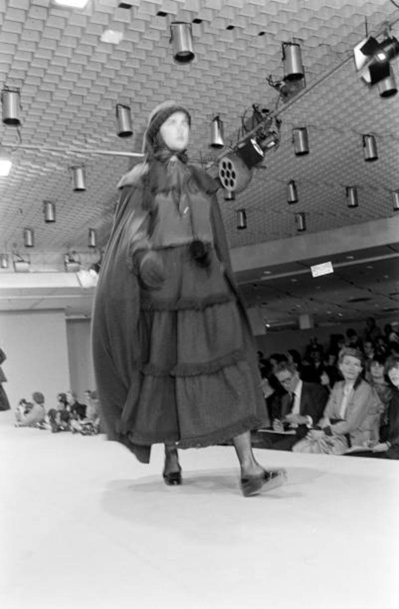 1977 YVES SAINT LAURENT brown wool maxi RUNWAY skirt with fringed trim en vente 4