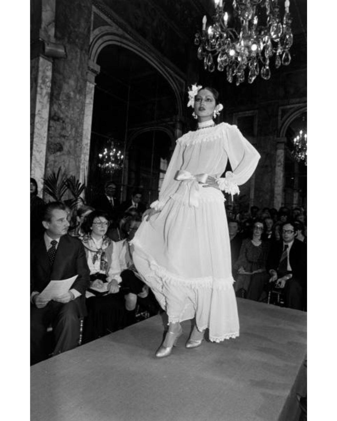 1977 Yves Saint Laurent Alta Costura Vestido de crepé de seda marfil en venta 5
