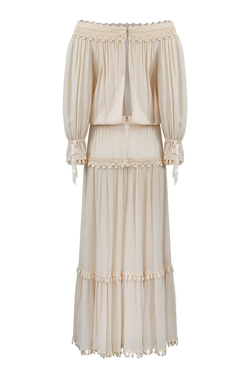 1977 Yves Saint Laurent Alta Costura Vestido de crepé de seda marfil Beige en venta