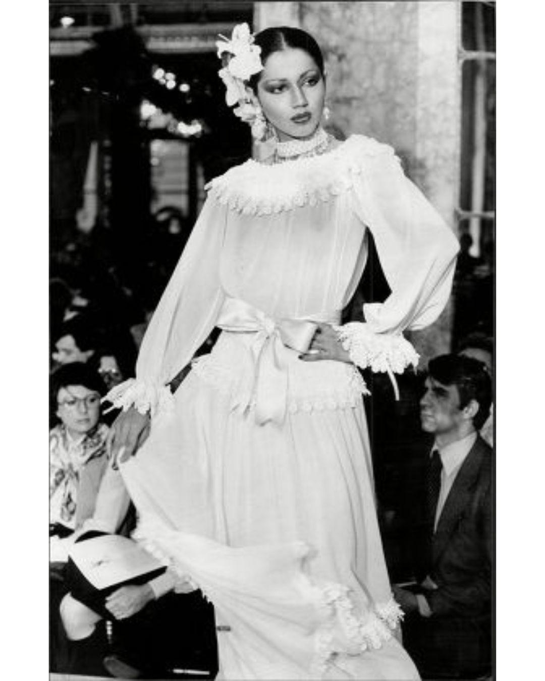 1977 Yves Saint Laurent Alta Costura Vestido de crepé de seda marfil en venta 2