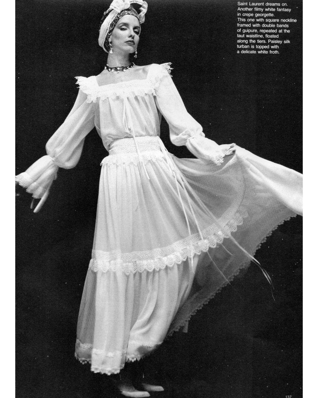 1977 Yves Saint Laurent Alta Costura Vestido de crepé de seda marfil en venta 3