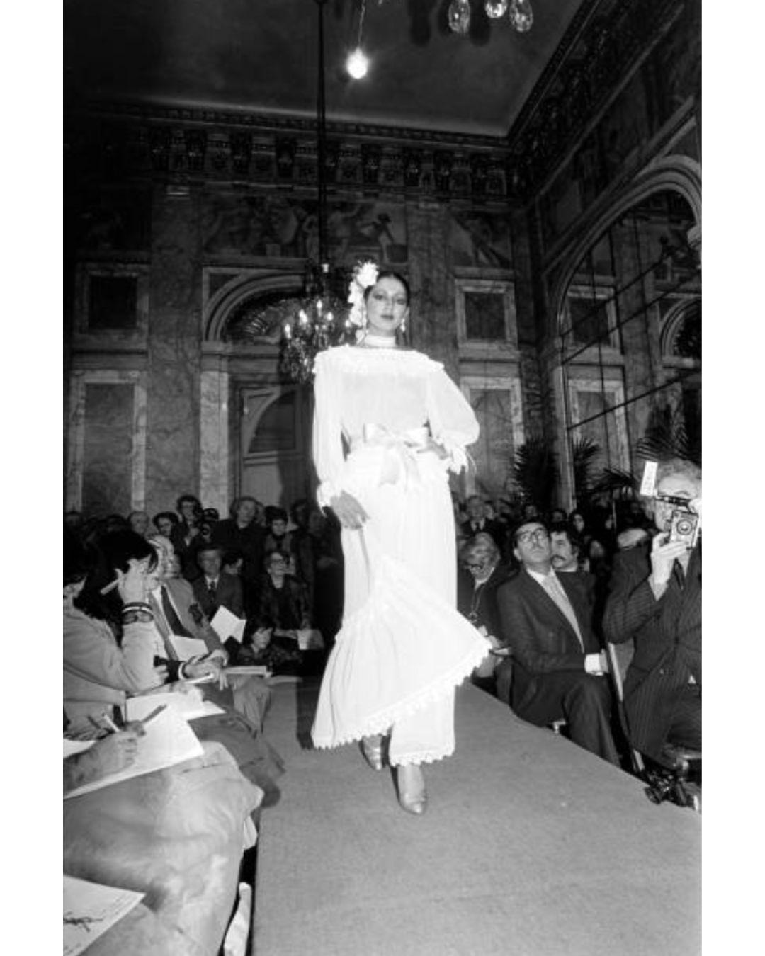 1977 Yves Saint Laurent Alta Costura Vestido de crepé de seda marfil en venta 4