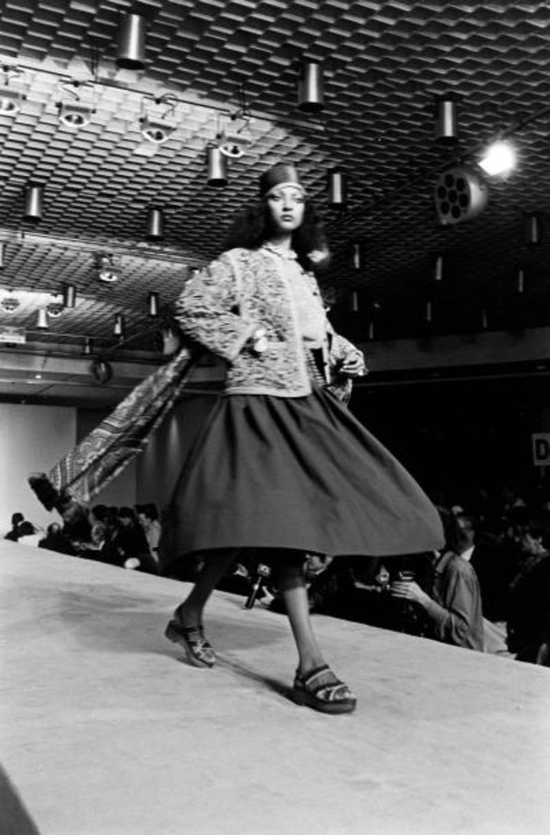 1977 YVES SAINT LAURENT chaqueta acolchada de seda estampada Batik RUNWAY en venta 6