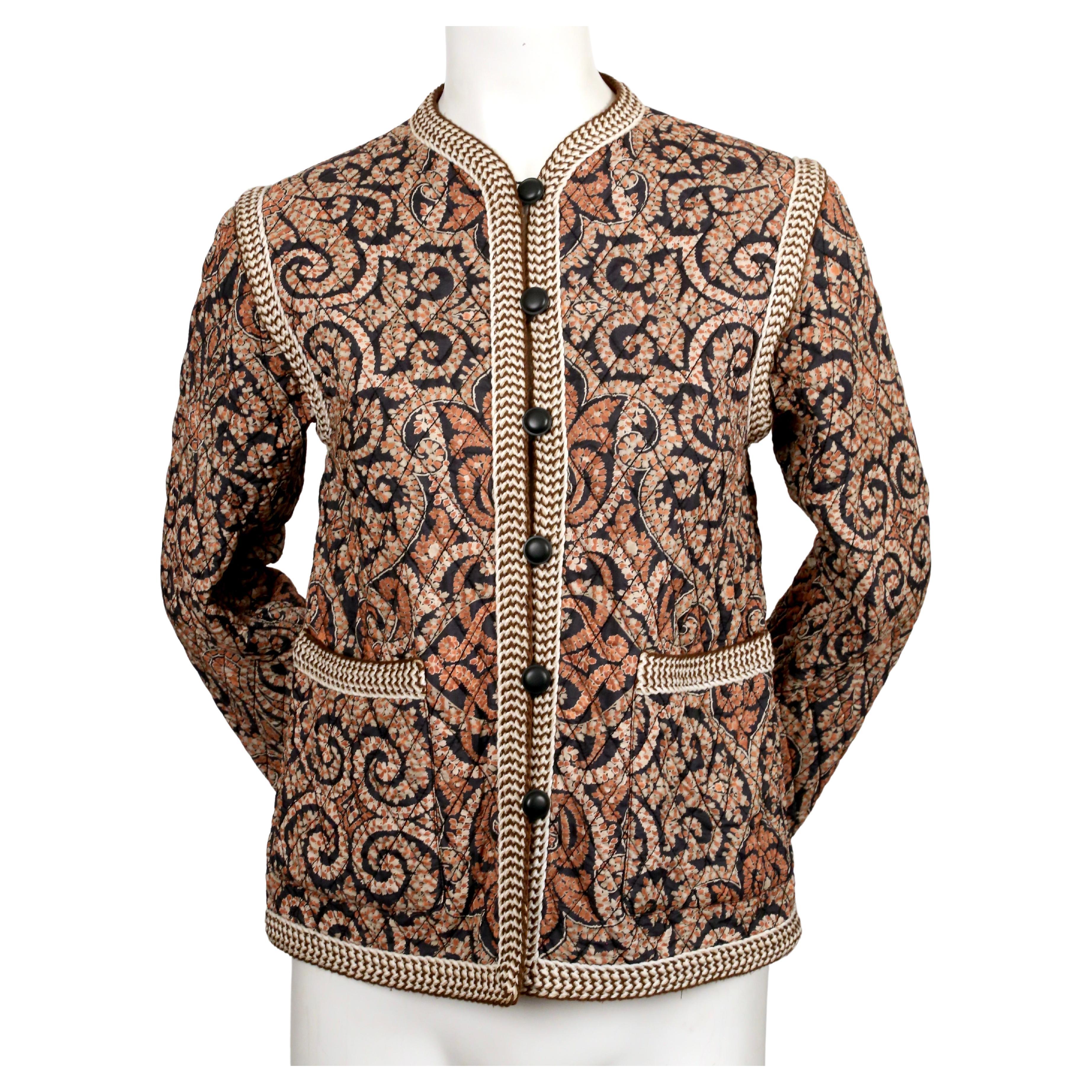 Sehr seltene und auffällige, mit Batik bedruckte, gesteppte Seiden-Bauernjacke mit 7-Knopf-Verschluss und schwarzer Zierleiste von Yves Saint Laurent aus dem Jahr 1977. Es gibt kein Größenetikett, aber es passt am besten in Größe 2 oder petite 4