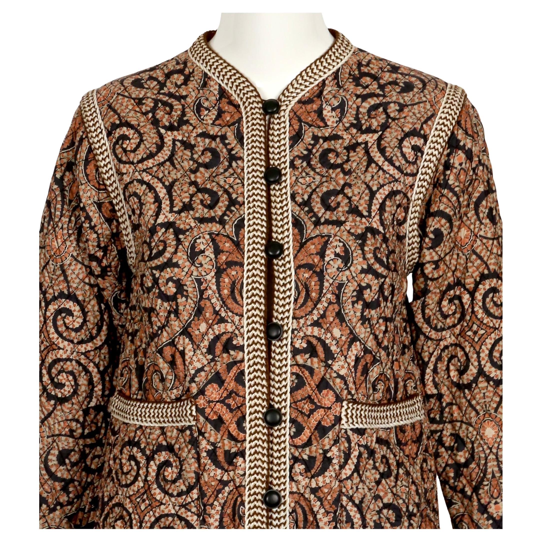 1977 YVES SAINT LAURENT chaqueta acolchada de seda estampada Batik RUNWAY Marrón en venta