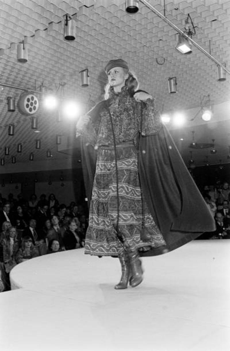1977 YVES SAINT LAURENT tiered floral paisley RUNWAY skirt For Sale 4