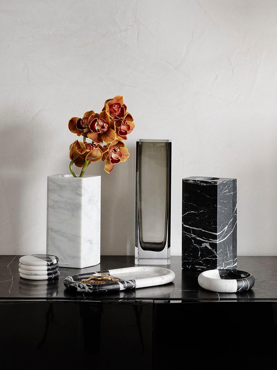 Nel 1978 ricorreva il secondo anniversario del nightclub Studio 54 di City Era, dove arte e cultura convergevano per ispirare una nuova era di design e architettura. Realizzato in marmo grezzo, il vaso 1978 vanta linee pulite e una composizione
