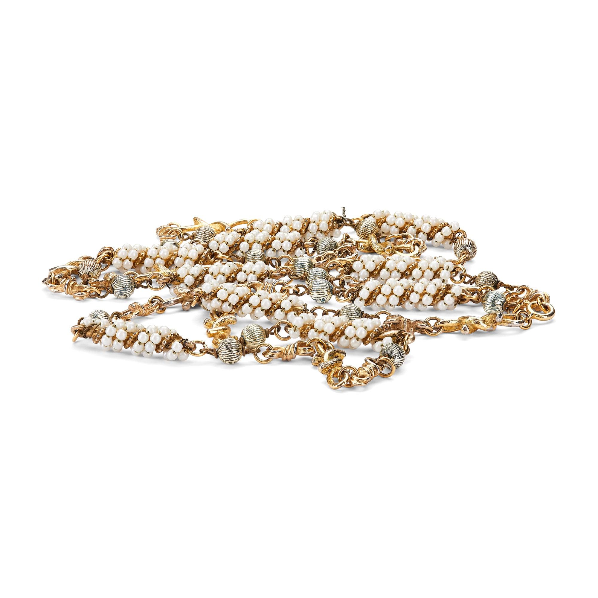 Questa rara e documentata collana di Chanel con perle e catene d'oro è stata disegnata per la collezione haute couture primavera/estate 1978 da J. Cazaubon e Y. Dudel.  Gabrielle Chanel è scomparsa nel 1971 e diversi suoi assistenti hanno guidato i