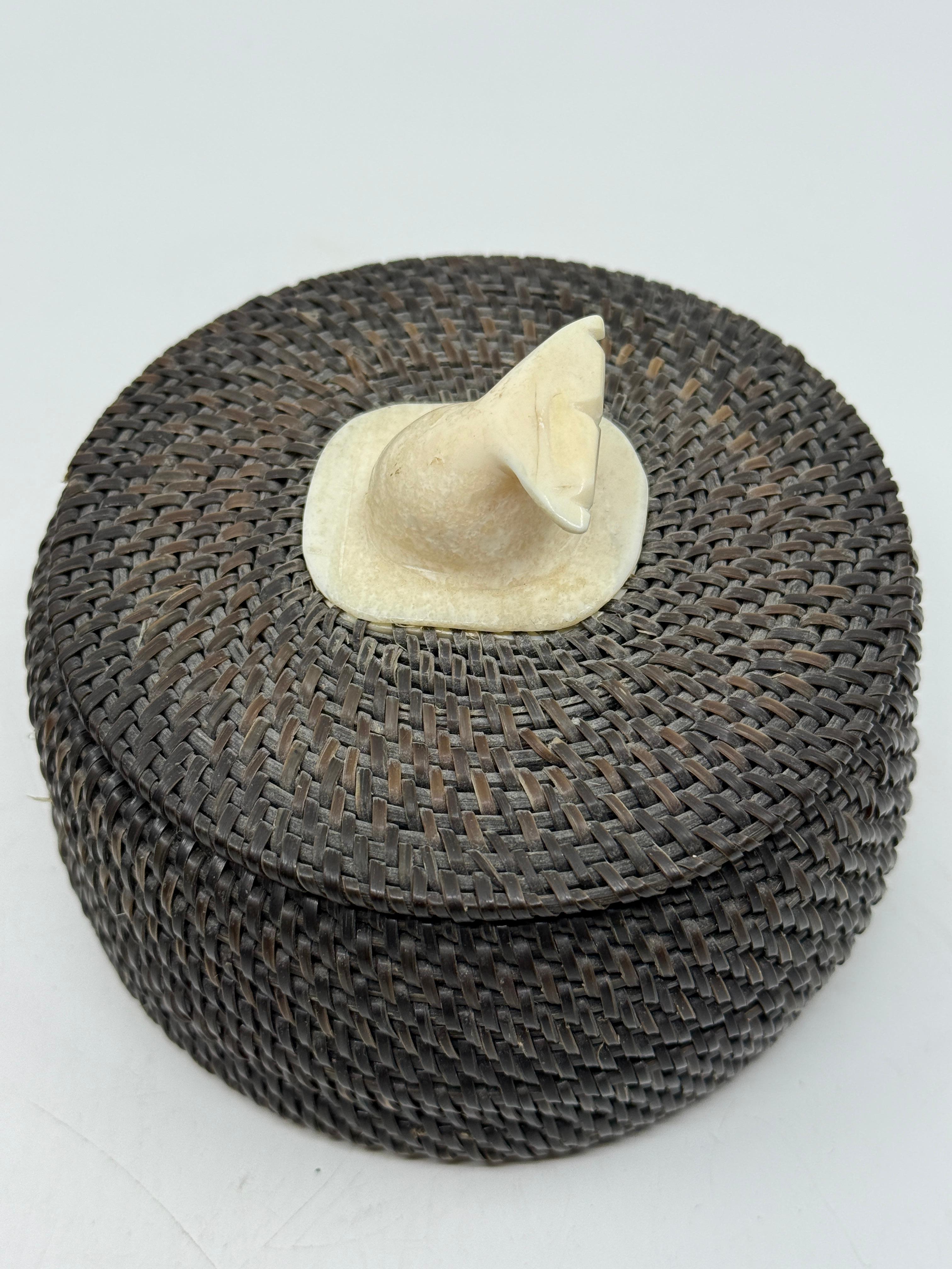 1978 Inuit Joe Sikvayugak Baleen and Carved Bone Basket For Sale 1