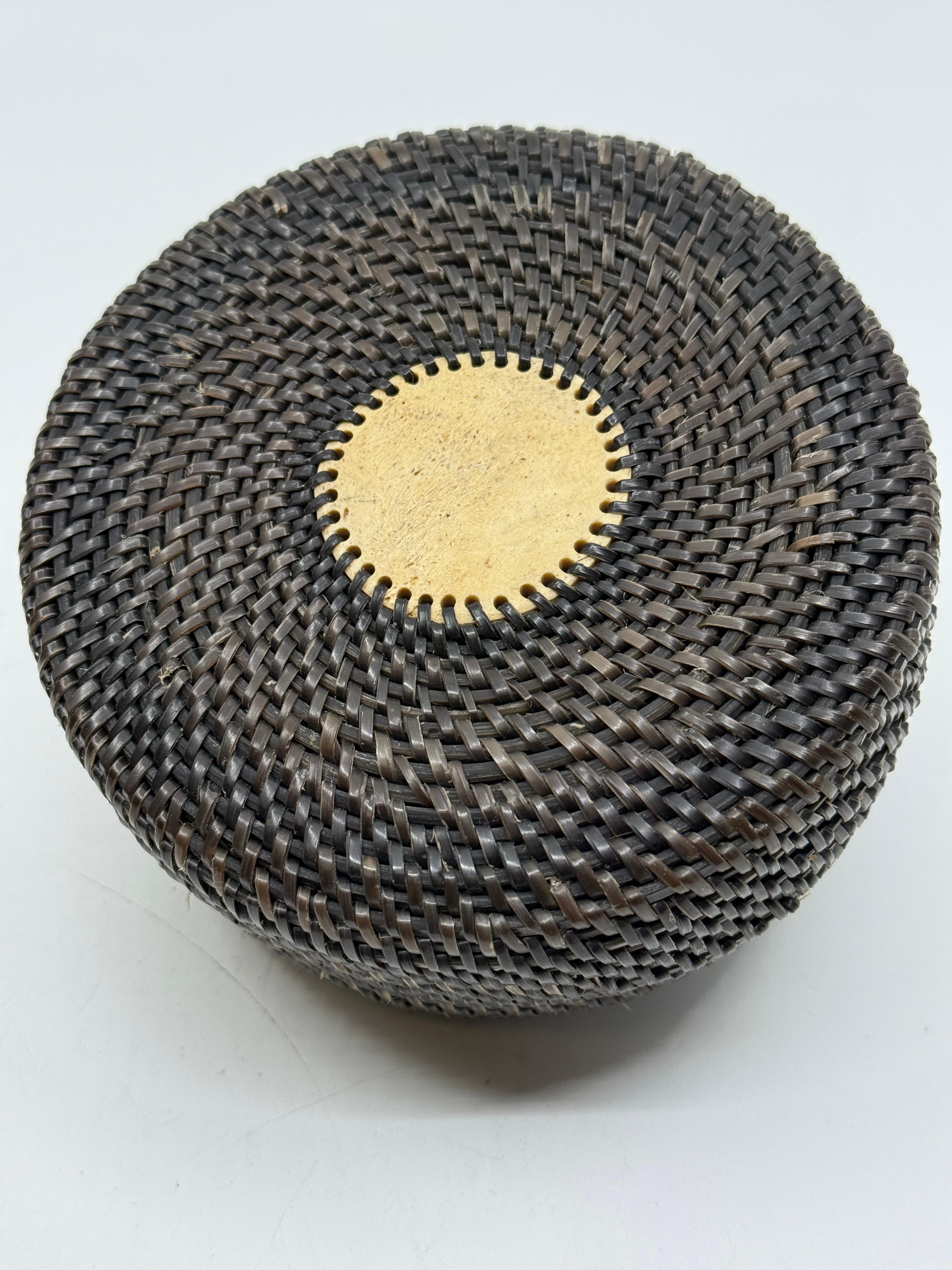 1978 Inuit Joe Sikvayugak Baleen and Carved Bone Basket For Sale 3