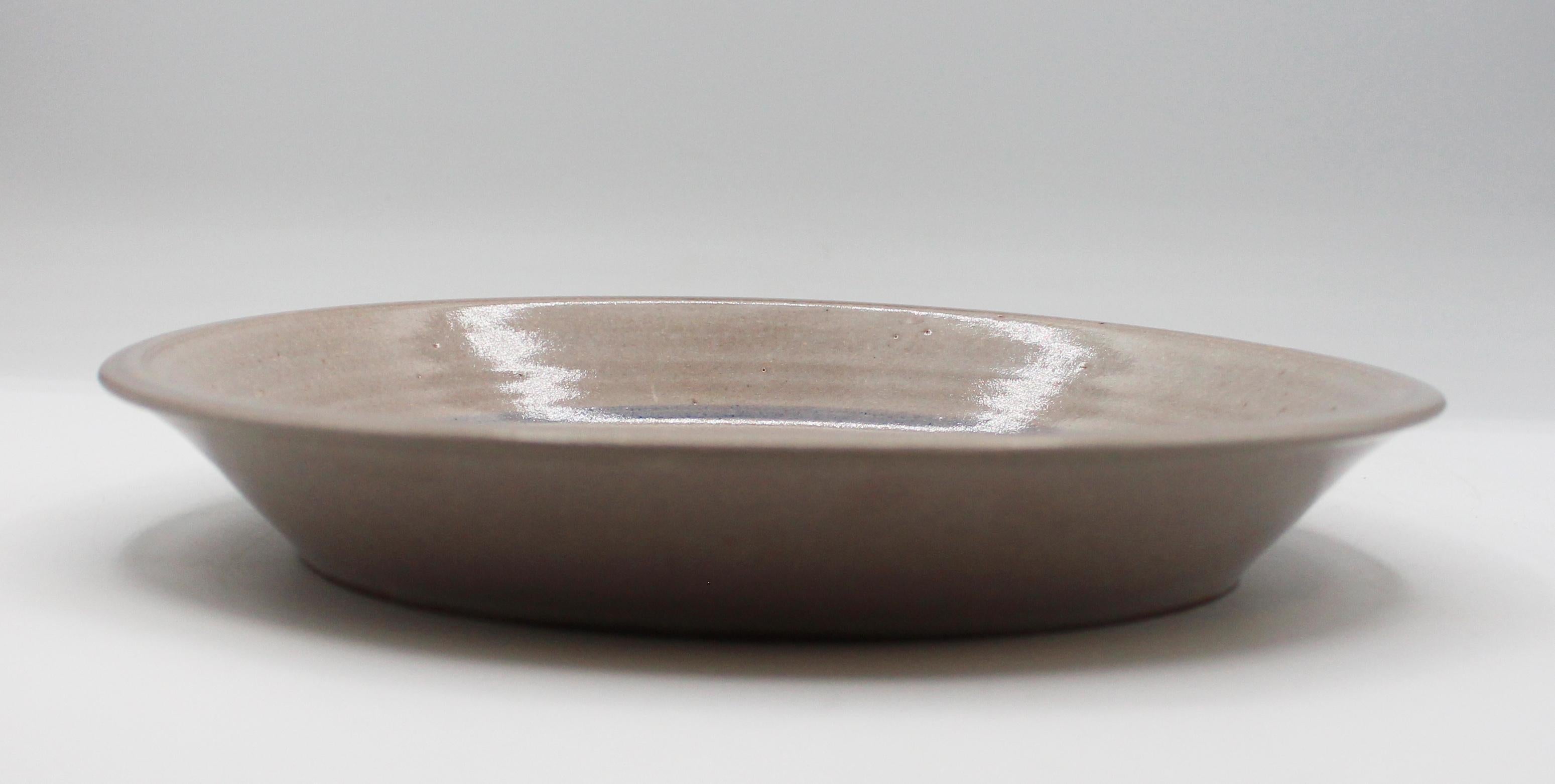 1978 Jugtown Ware Pottery Bird Motif Pie Plate In Good Condition For Sale In Chapel Hill, NC