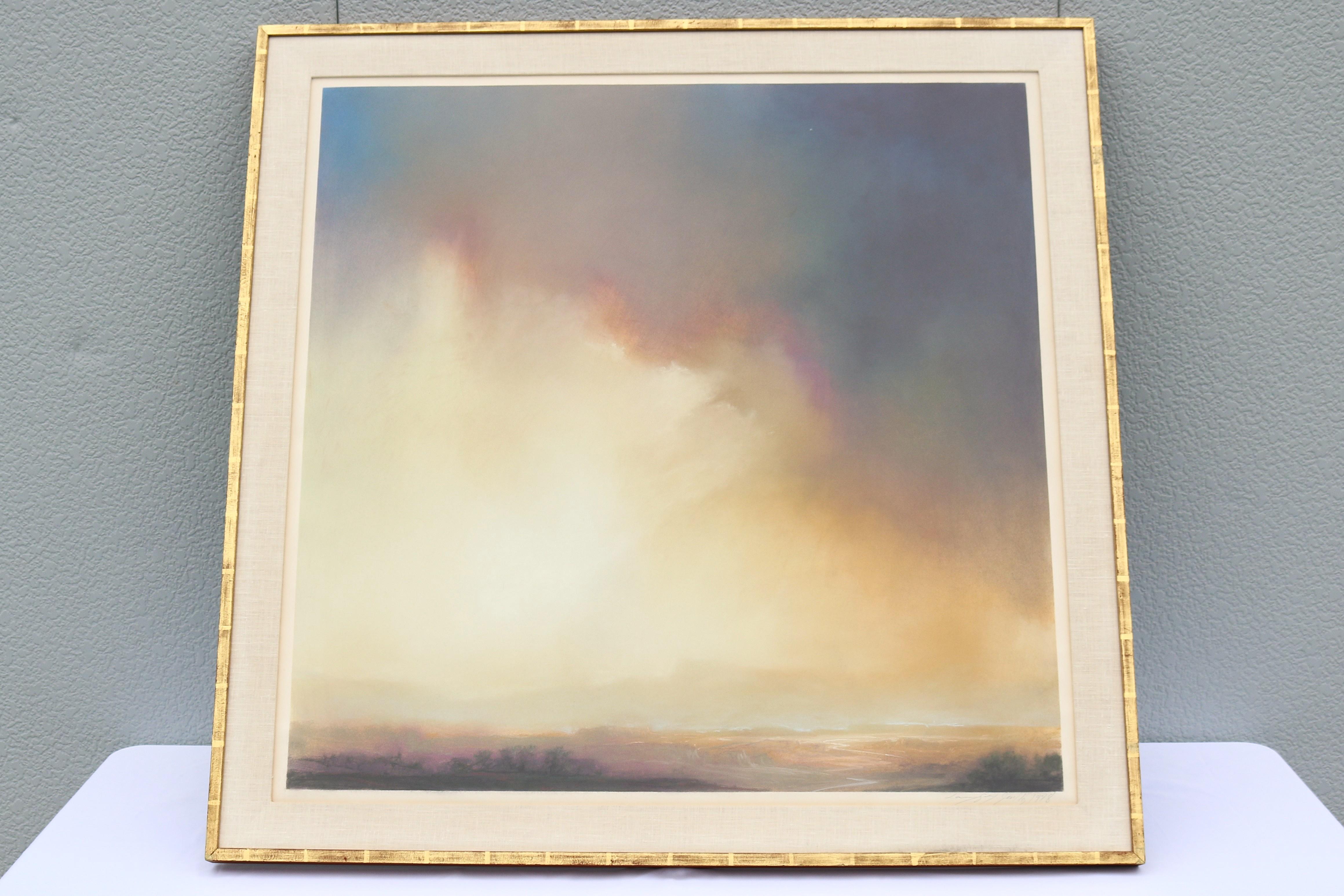 Fabuloso paisaje atmosférico original de Larry Gray de 1978, pintado con pigmento seco y pastel sobre papel tejido. Firmado y fechado por el artista en la parte inferior derecha.
El cuadro, como la mayoría de sus obras, capta un paisaje atmosférico,