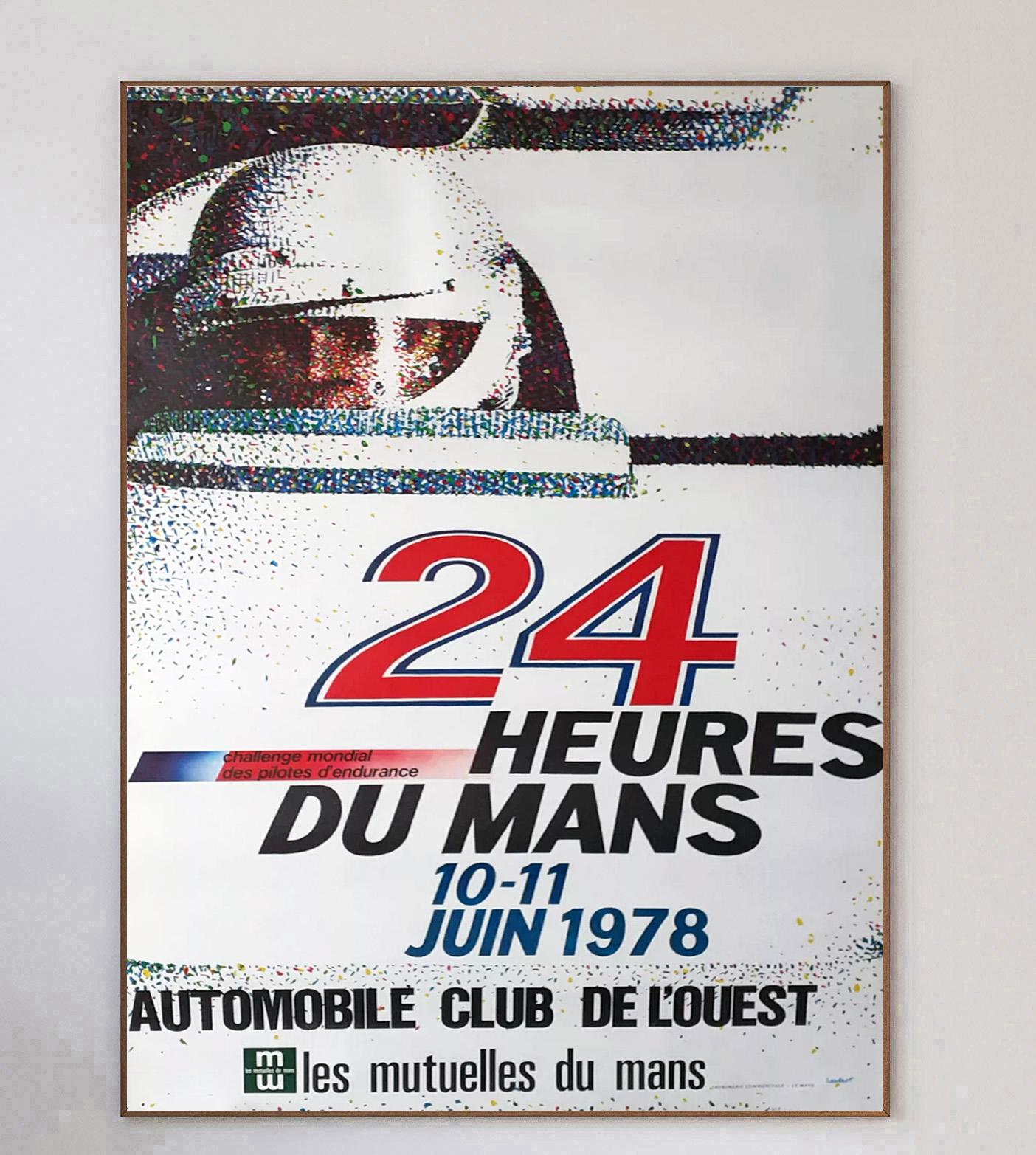 Dieses Plakat für das 24-Stunden-Rennen von Le Mans 1978 zeigt eine brillante Illustration von Lardrot, auf der ein Fahrer mit Helm zu sehen ist, der im Auto vorbeifährt.

Diese brillante Erstausgabe stammt aus der Original-Promotion des Rennens von