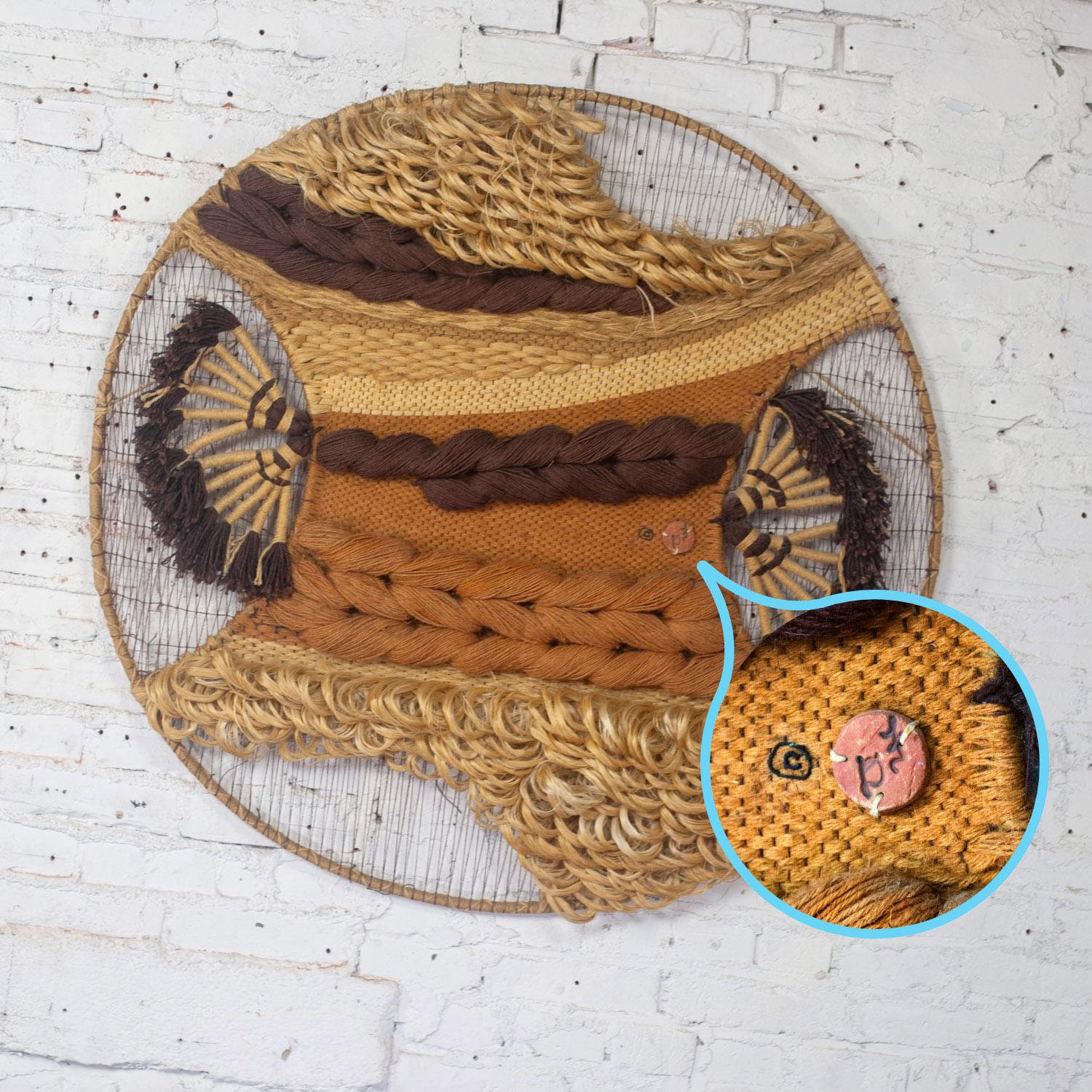 Fantastico tessuto rotondo da Modern a Boho Chic in fibra d'arte astratta da appendere alla parete #352 di Don Freedman c/o Tree Time Inc. per Interlude. In ottime condizioni, tenendo presente che si tratta di un prodotto vintage e non nuovo, quindi