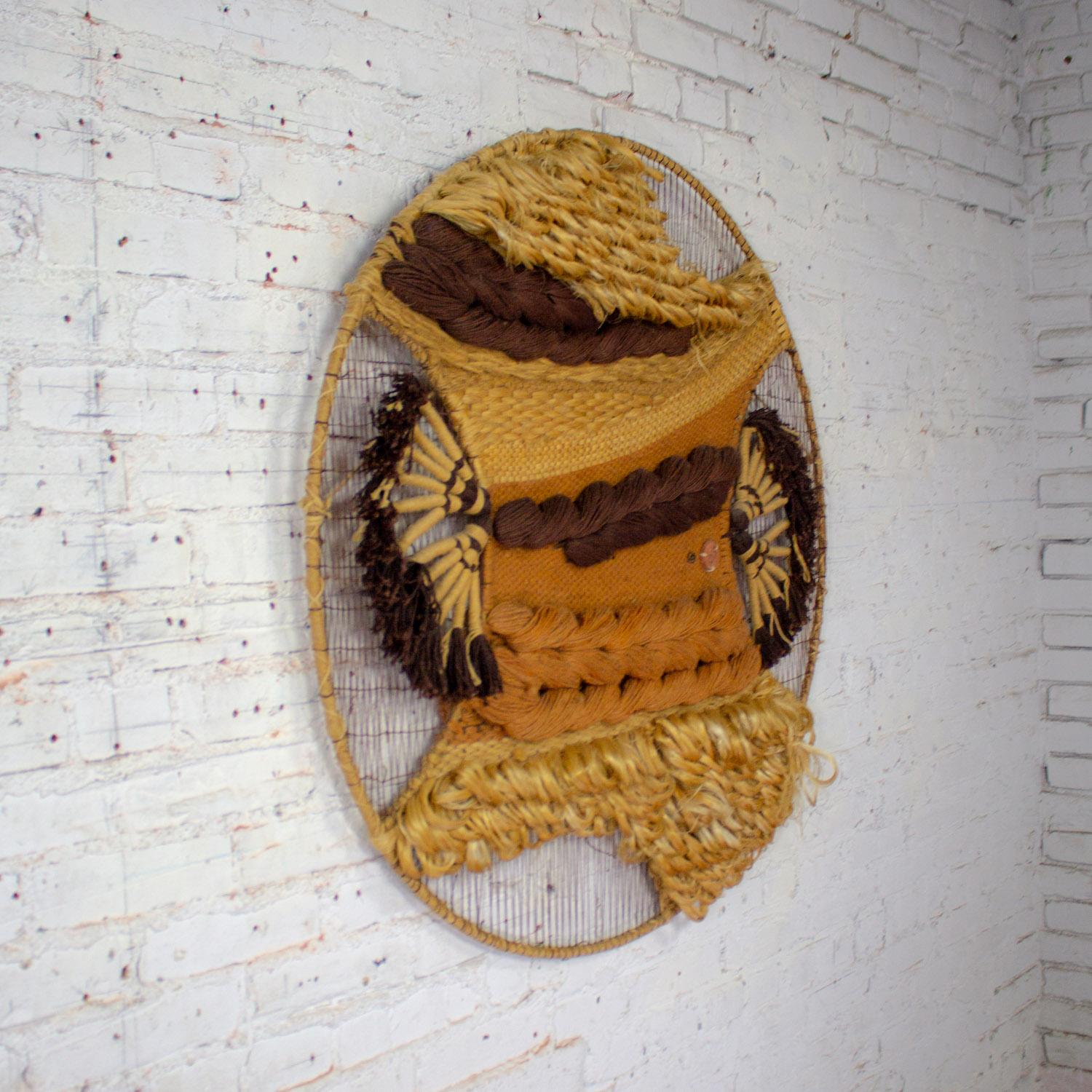 Indiano 1978 Appeso a parete in fibra d'arte moderna #352 di Don Freedman Tree Time Inc. Interludio in vendita