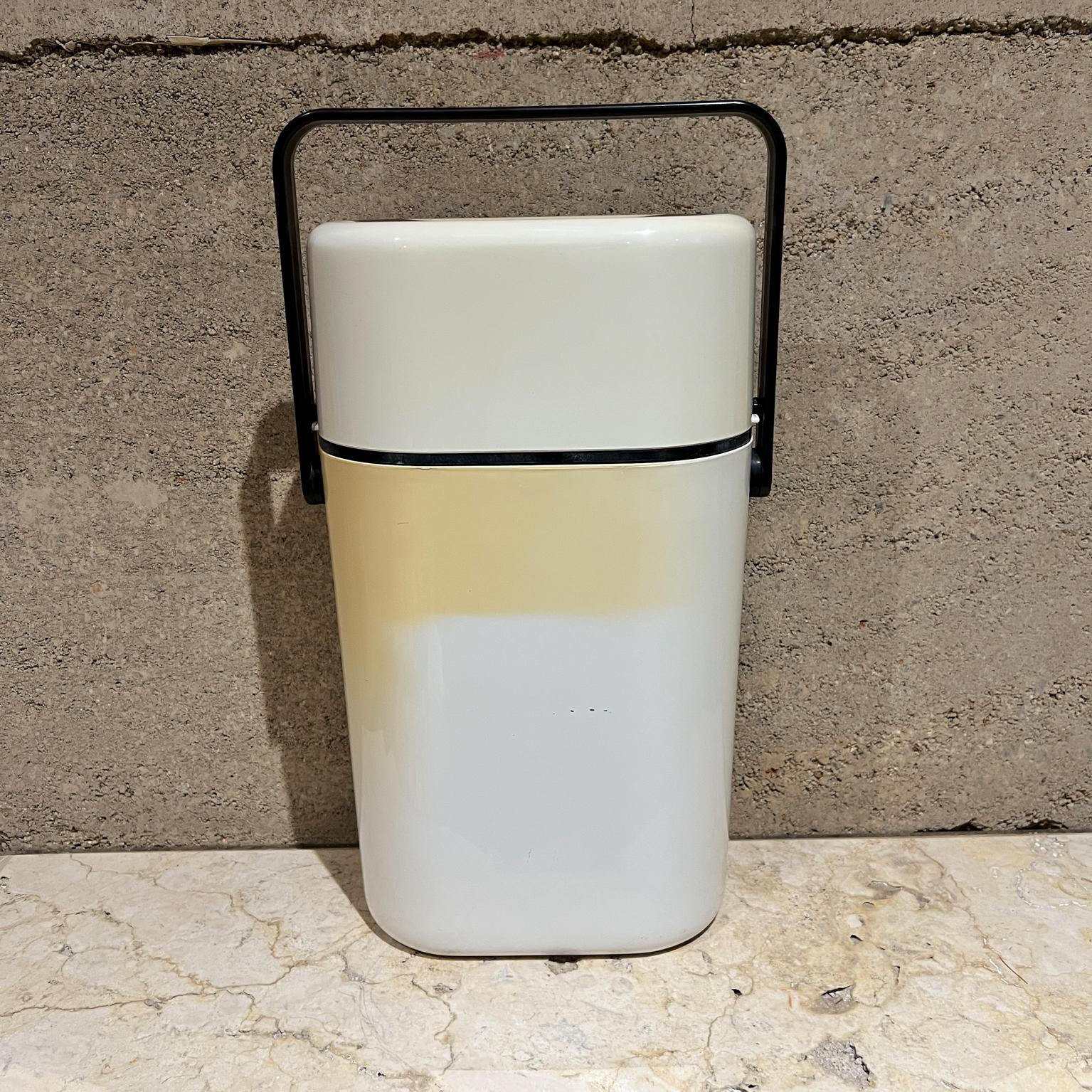 
1978 MoMA Kunststoff Weinkühler BYOB Wein Caddy Carrier Kühler
Zwei Flaschenträger
Richard Carlson für Brian Davis Decor 545 isolierter Doppel-Weinkühler
Der mit dem Label versehene Gegenstand ist Teil der ständigen Sammlung des Museum of Modern