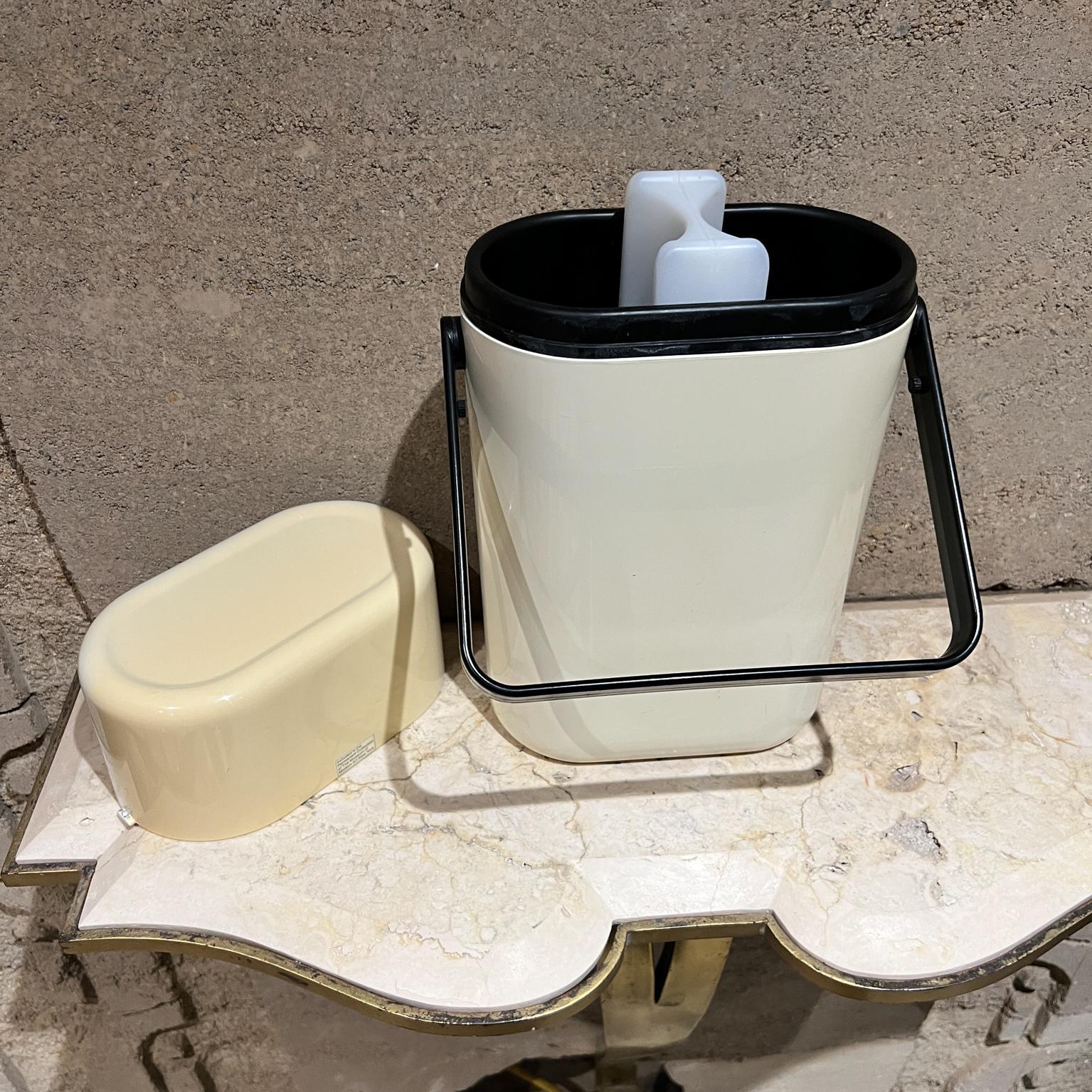 1978 MoMA BYOB Wein Caddy Carrier Kühler Richard Carlson Décor (Kunststoff) im Angebot