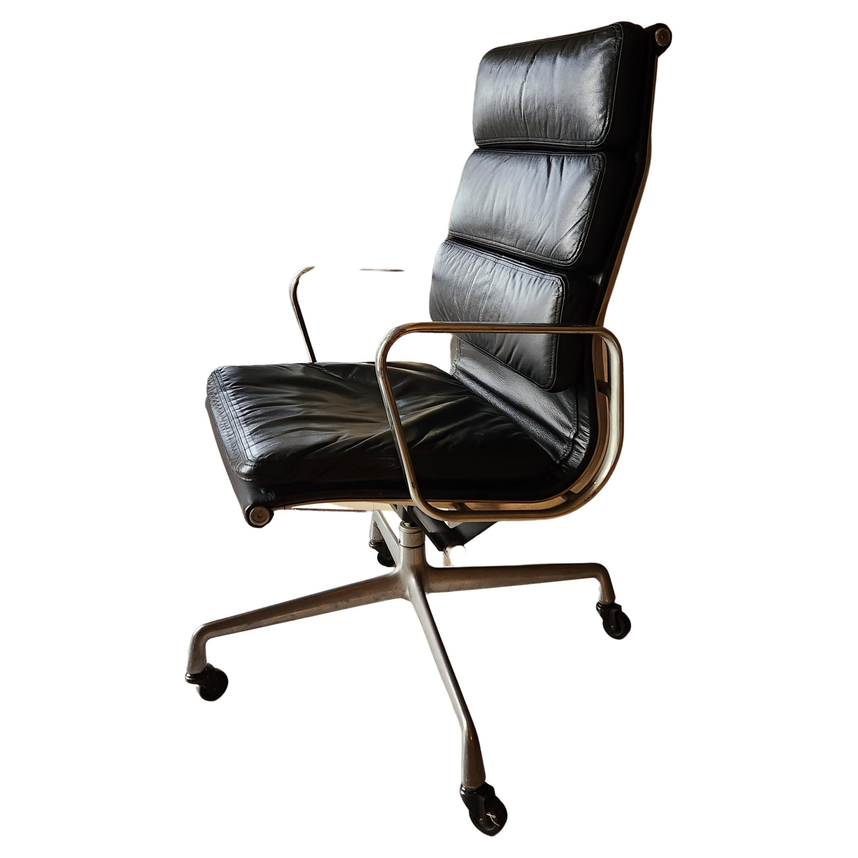 1978 Original Herman Miller Eames soft pad Aluminum Group executive chair in black leather 
Eames classic soft pad chair black leather and canvas by Charles and Ray Eames designed 1969.
Superior comfort 
Chair retained from Vidal Sassoon Salon in