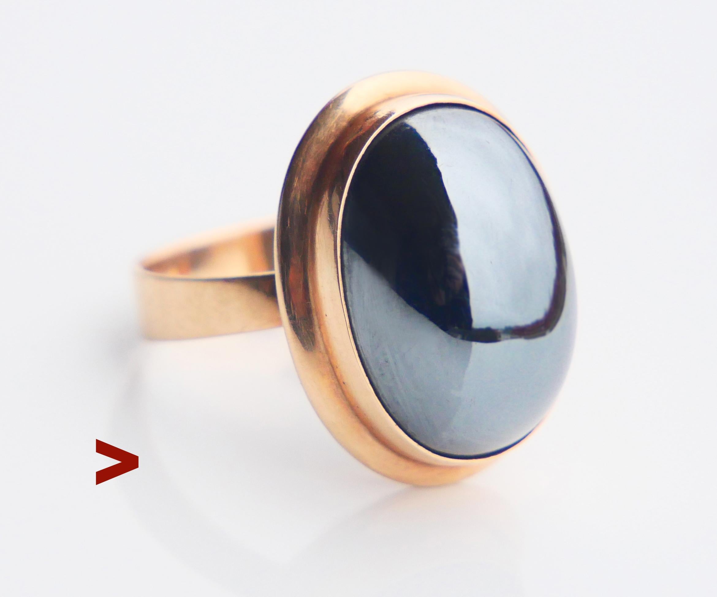 Ein Ring aus massivem 14-karätigem Roségold, verziert mit einem natürlichen Hämatitstein im Cabochon-Schliff mit den Maßen 17 mm x 12 mm x 8 mm tief/ ca. 15 ct. Dieser Stein hat eine sehr reflektierende, spiegelnde, silbergraue Oberfläche, die es