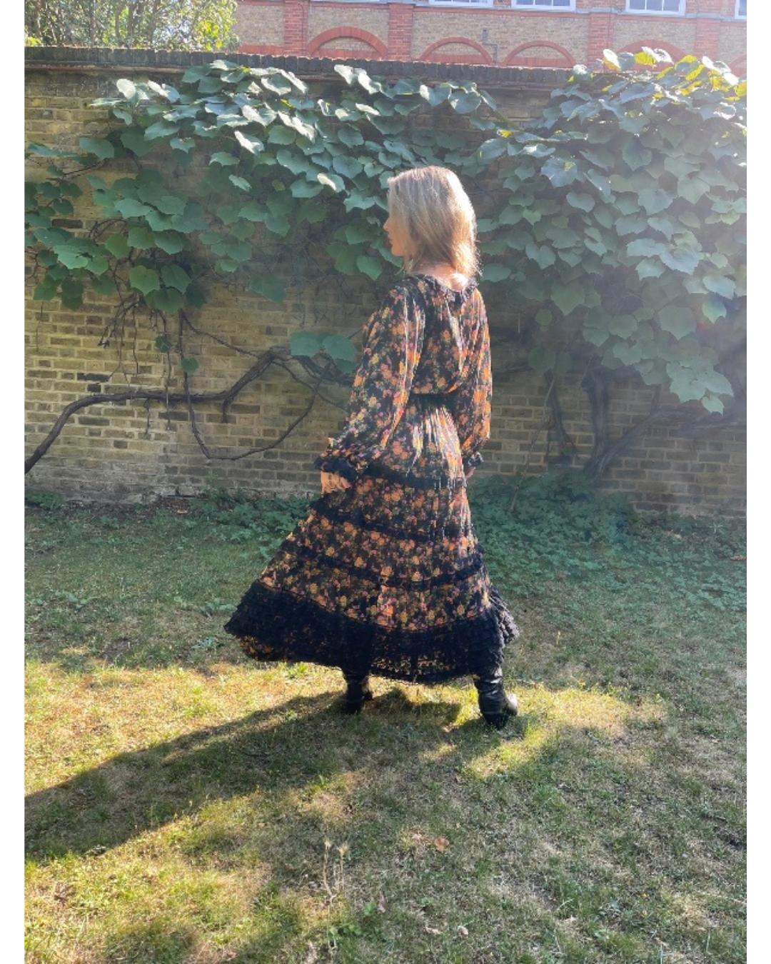 1978 Pasarela Documentada Maxi Vestido Floral de Seda Negra de Valentino en venta 5
