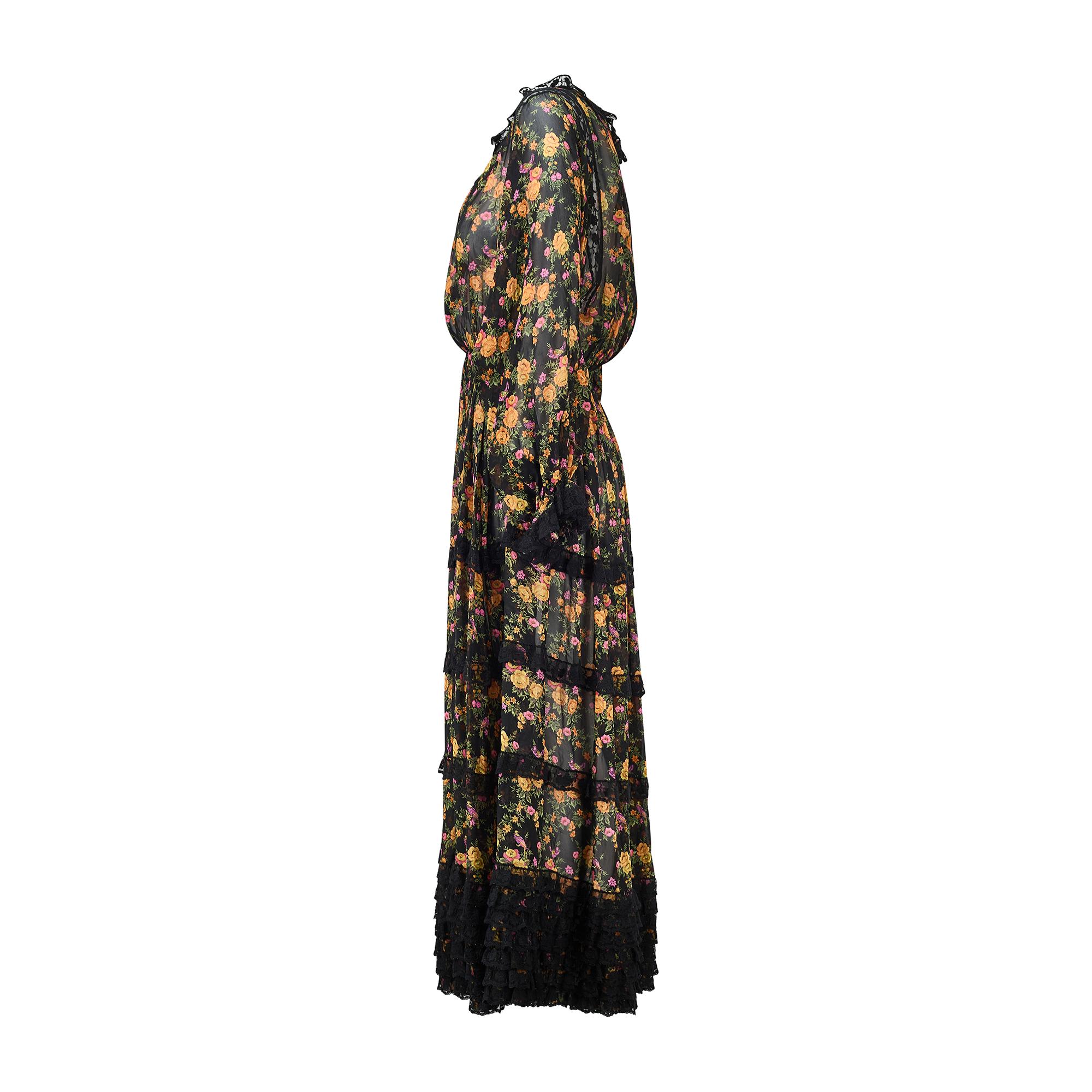 Un maxi vestido Valentino muy especial, documentado en la pasarela, de la colección de primavera de 1978 y diseñado por el Sr. Garavani pocos años después de fundar su línea Valentino Boutique. Confeccionado en seda suave y ligeramente transparente,