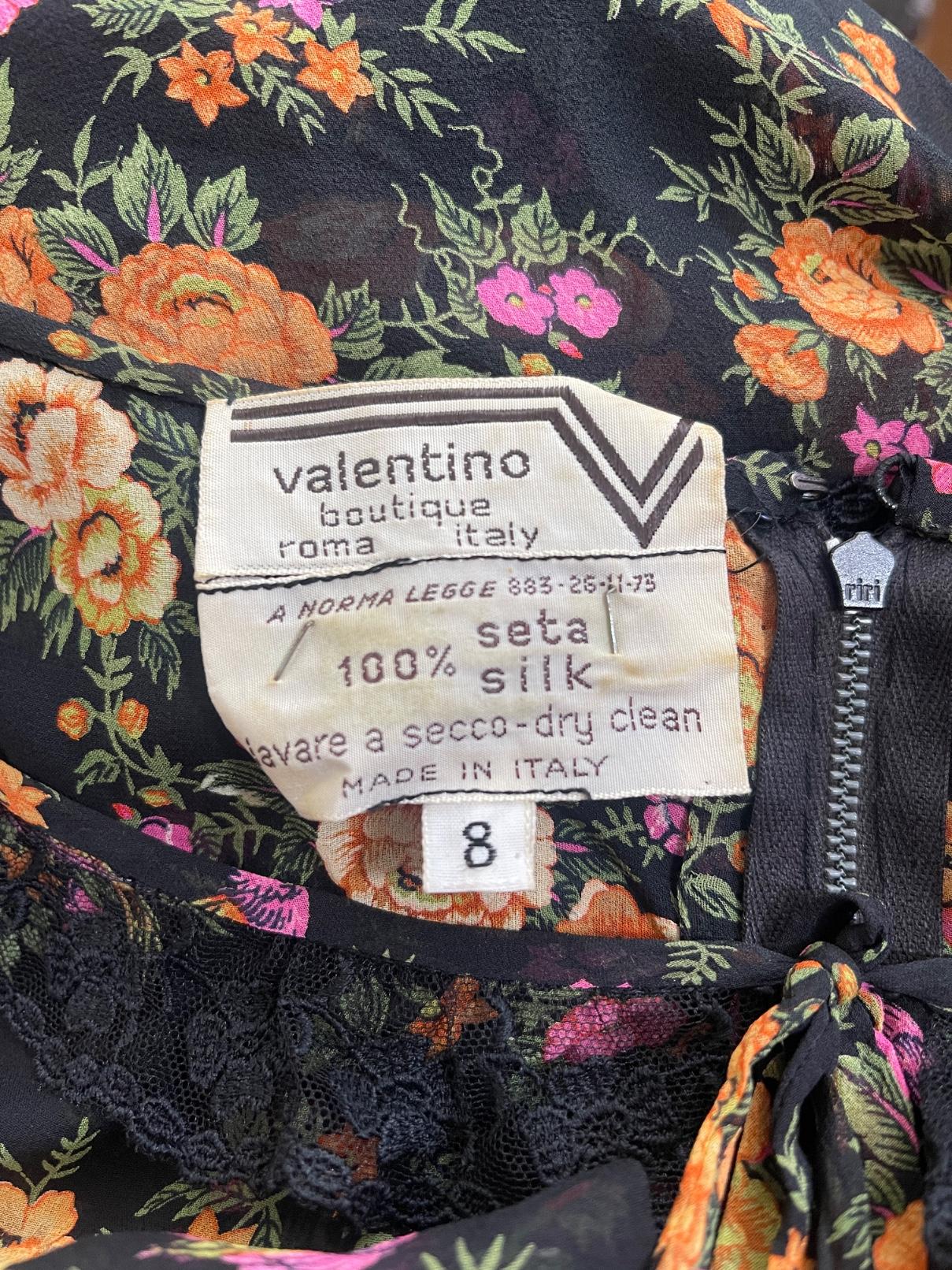 De las mujeres 1978 Pasarela Documentada Maxi Vestido Floral de Seda Negra de Valentino en venta