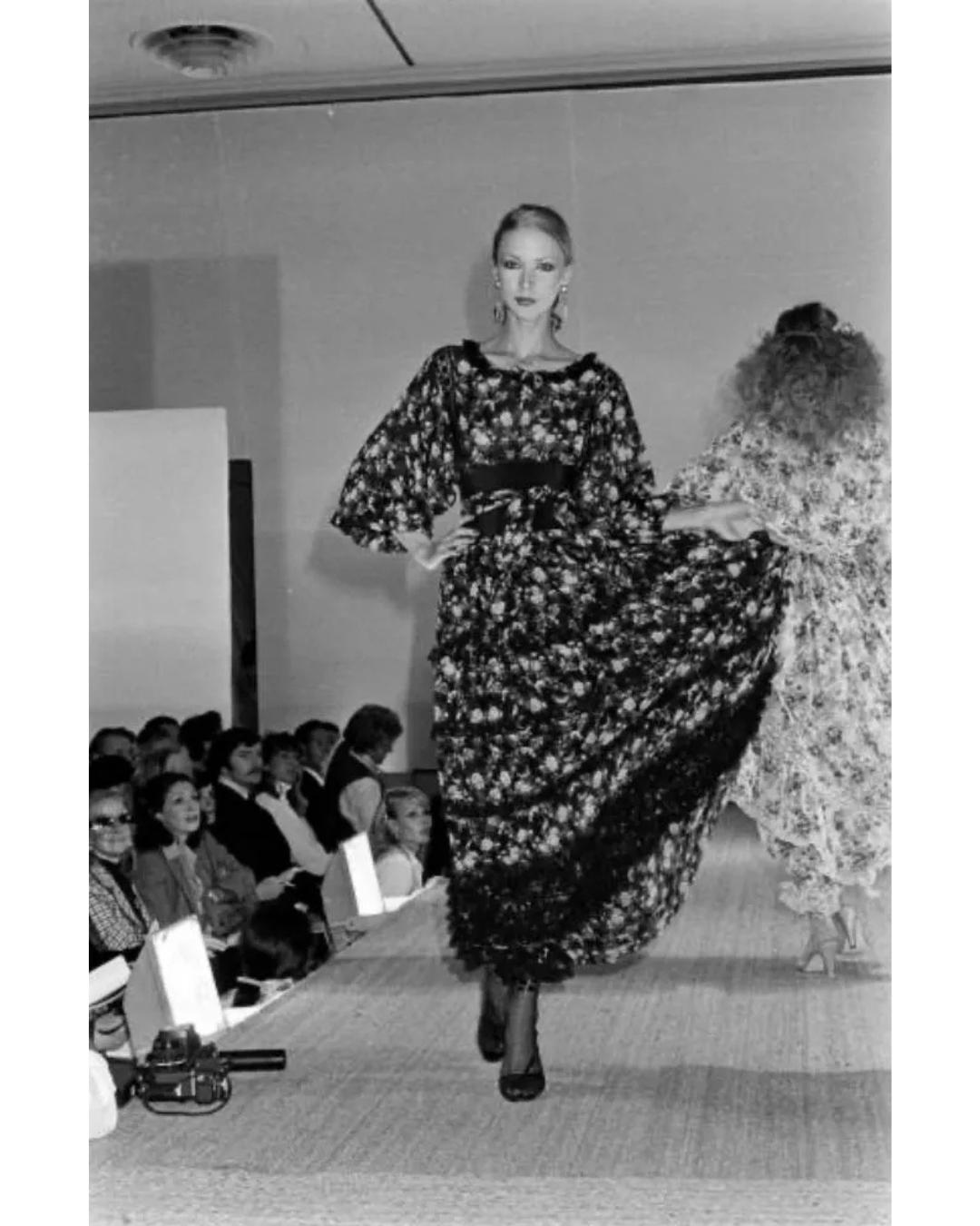 1978 Pasarela Documentada Maxi Vestido Floral de Seda Negra de Valentino en venta 1